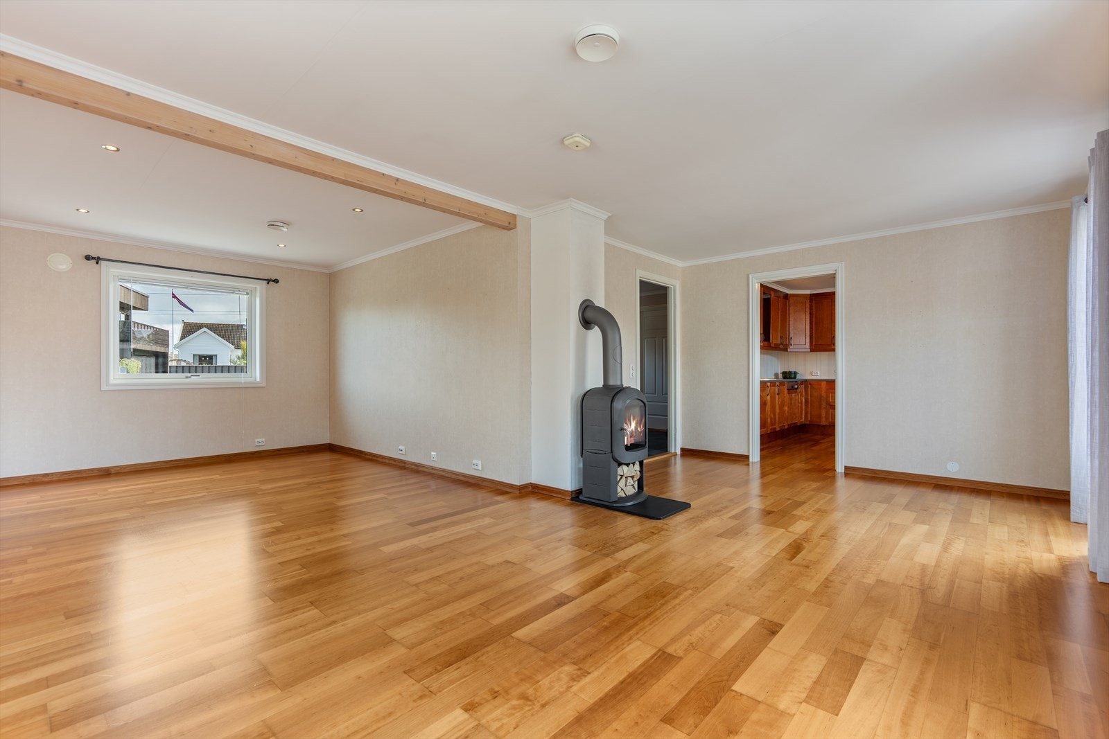 Stuen har god plass til flere sittegrupper. Det er i tegningene godkjent å bygge ett soverom innerst i stuen ved behov. Galleribilde