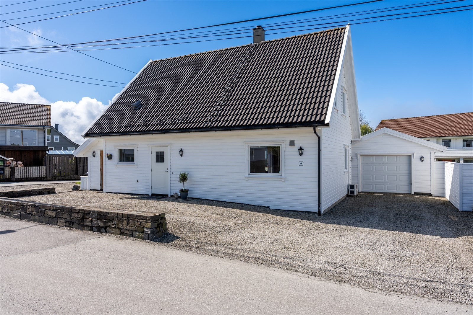 Eiendommen har gruset gårdsrom. Galleribilde