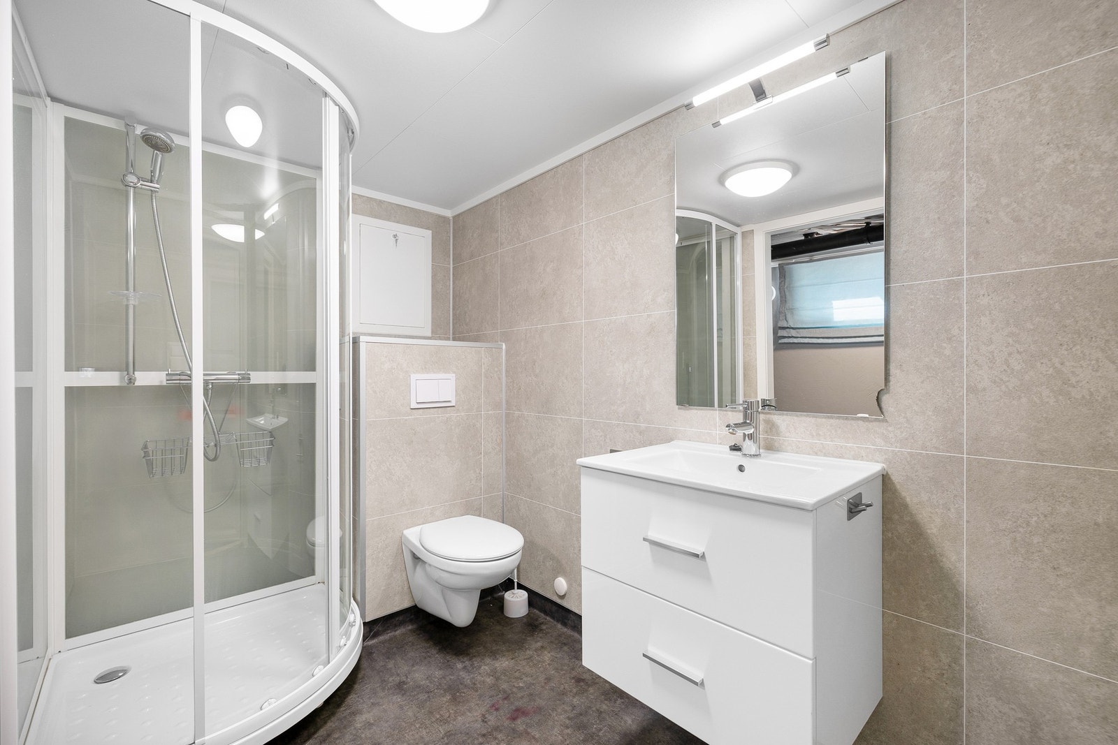 Badet er utstyrt med dusjkabinett. Galleribilde