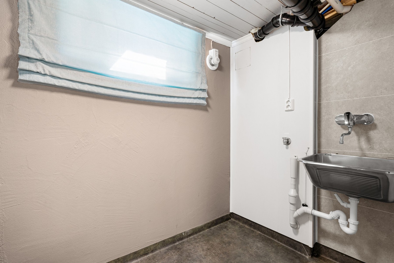 Vaskerom med opplegg for vaskemaskin. Galleribilde