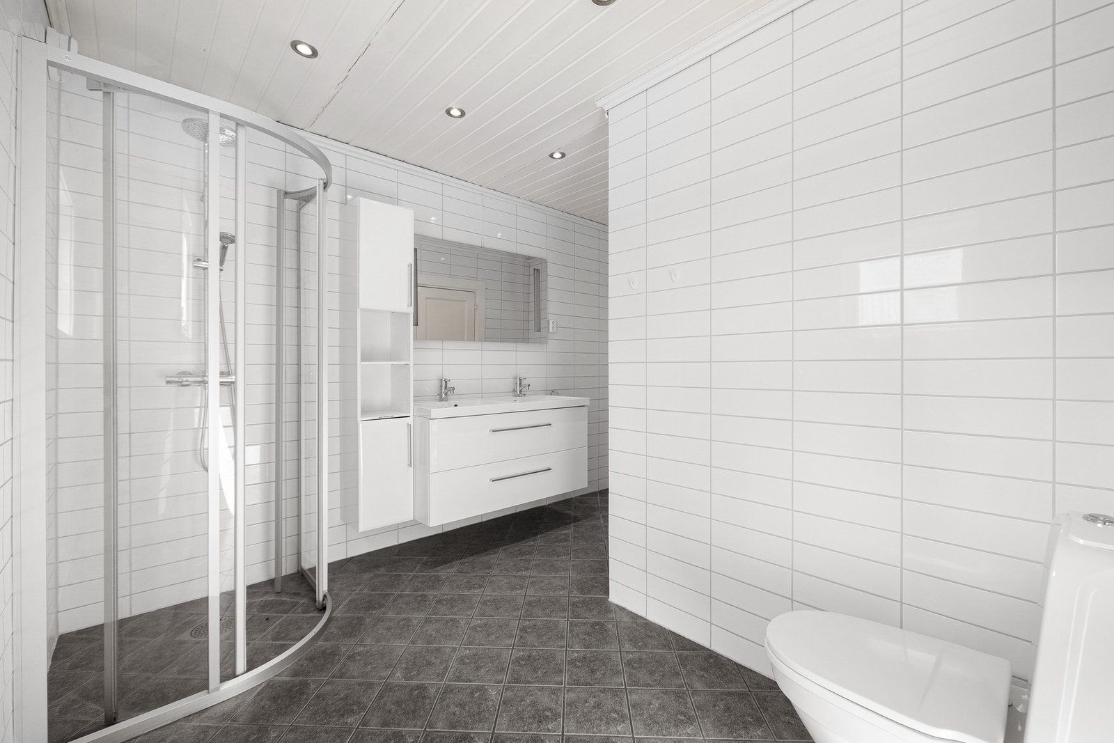 Badet er utstyrt med gulvvarme. Galleribilde