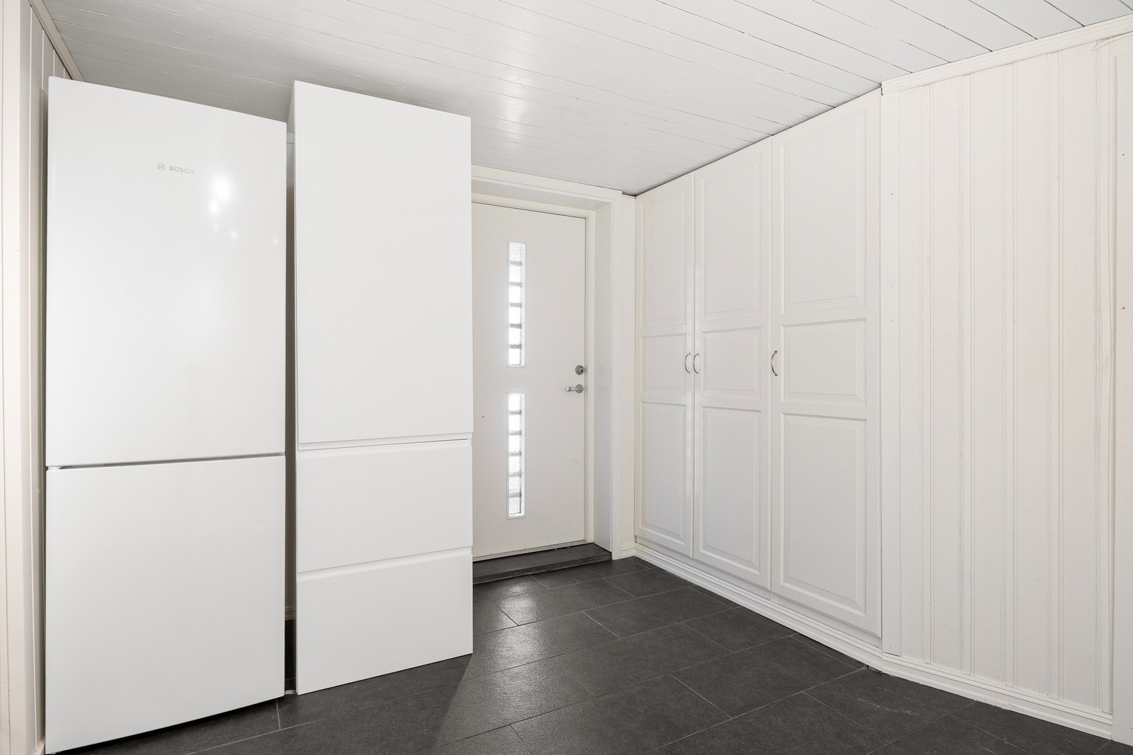 Entré utstyrt med plassbygde garderobeskap. Galleribilde