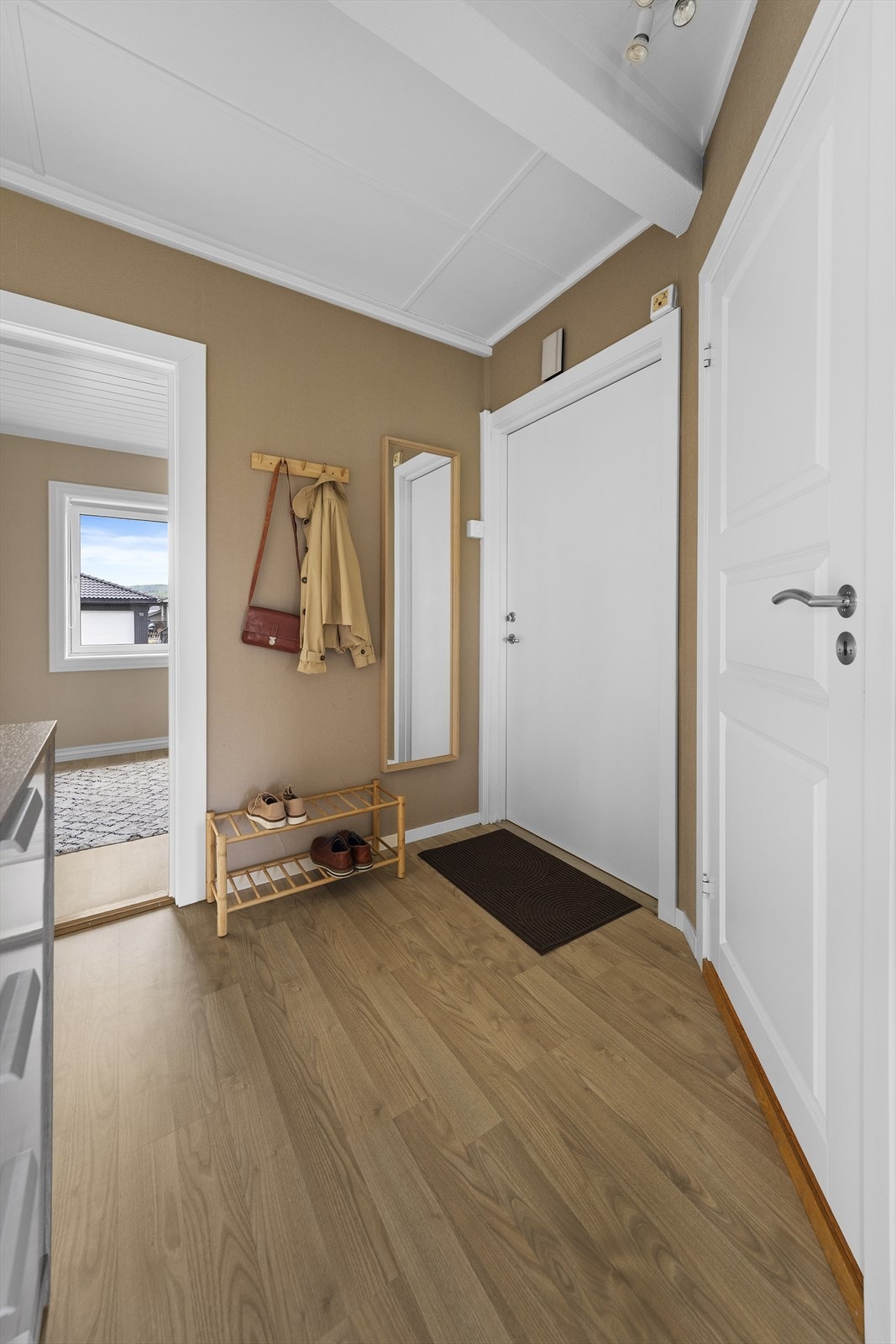 Lys og åpen entré med tilgang fra felles trappegang i borettslaget, velkommen inn! Her er det god plass til å sette fra seg sko, jakker og annet yttertøy Galleribilde