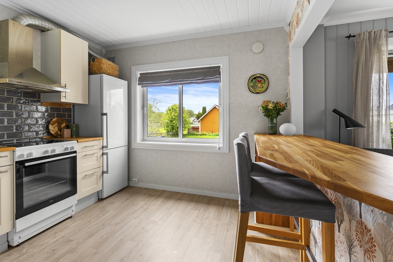Praktisk barløsning med spiseplass Galleribilde