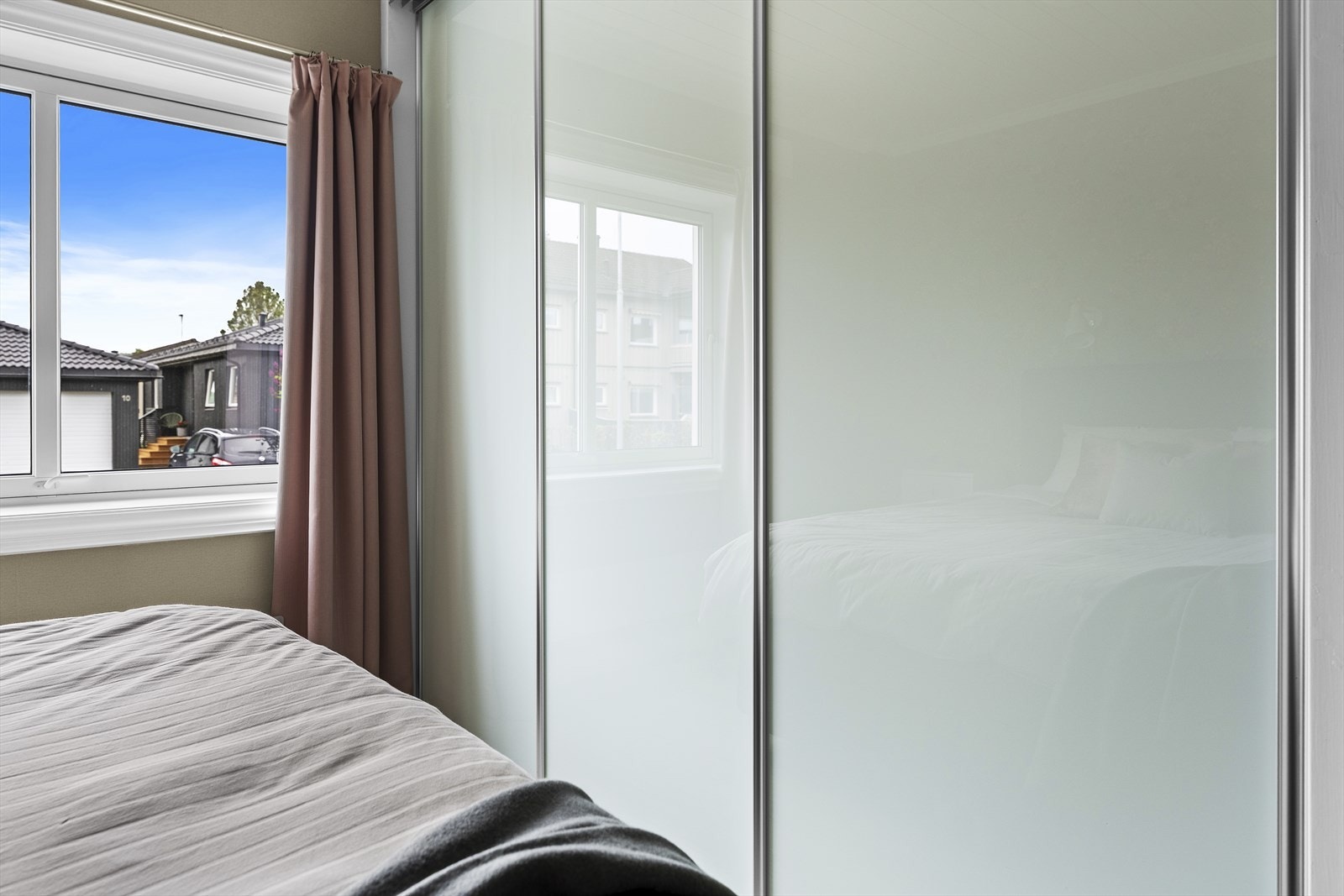 Det er montert romslig skyvedørsgarderobe Galleribilde
