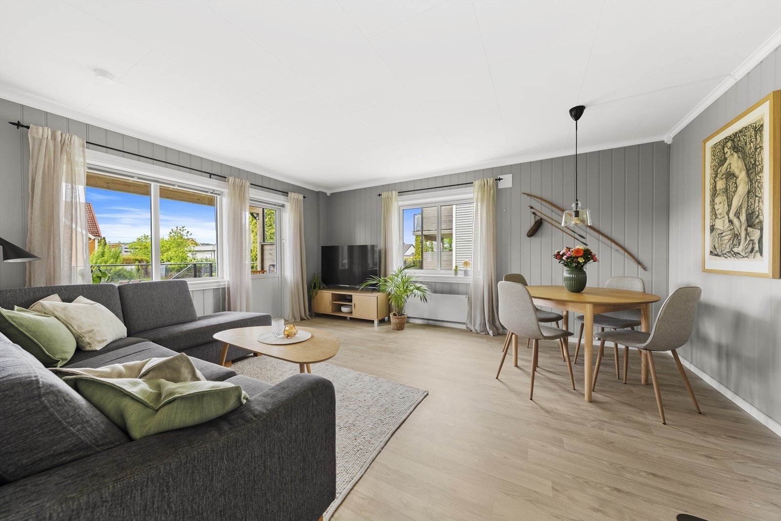 Lys og innbydende stue med god plass til både sofagruppe og spisegruppe Galleribilde