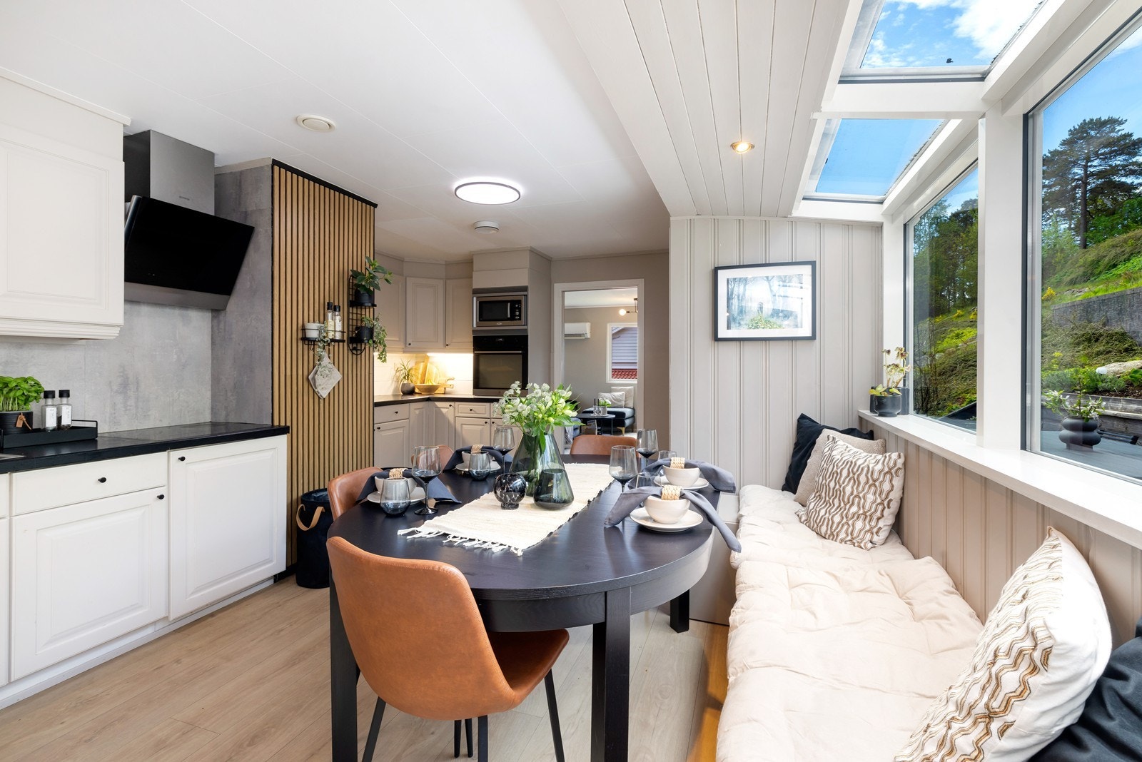 Lyst og sosialt allrom med god plass til spisebord. Galleribilde