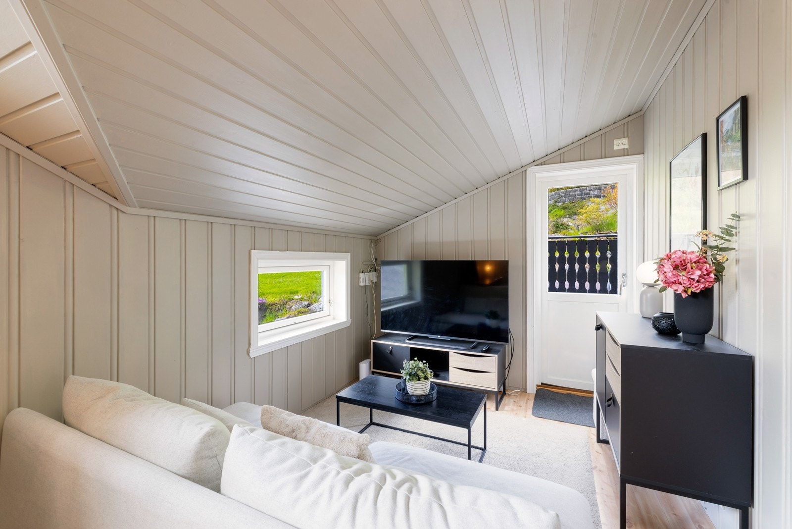 Fra loftstuen er det utgang til terrasse. Galleribilde