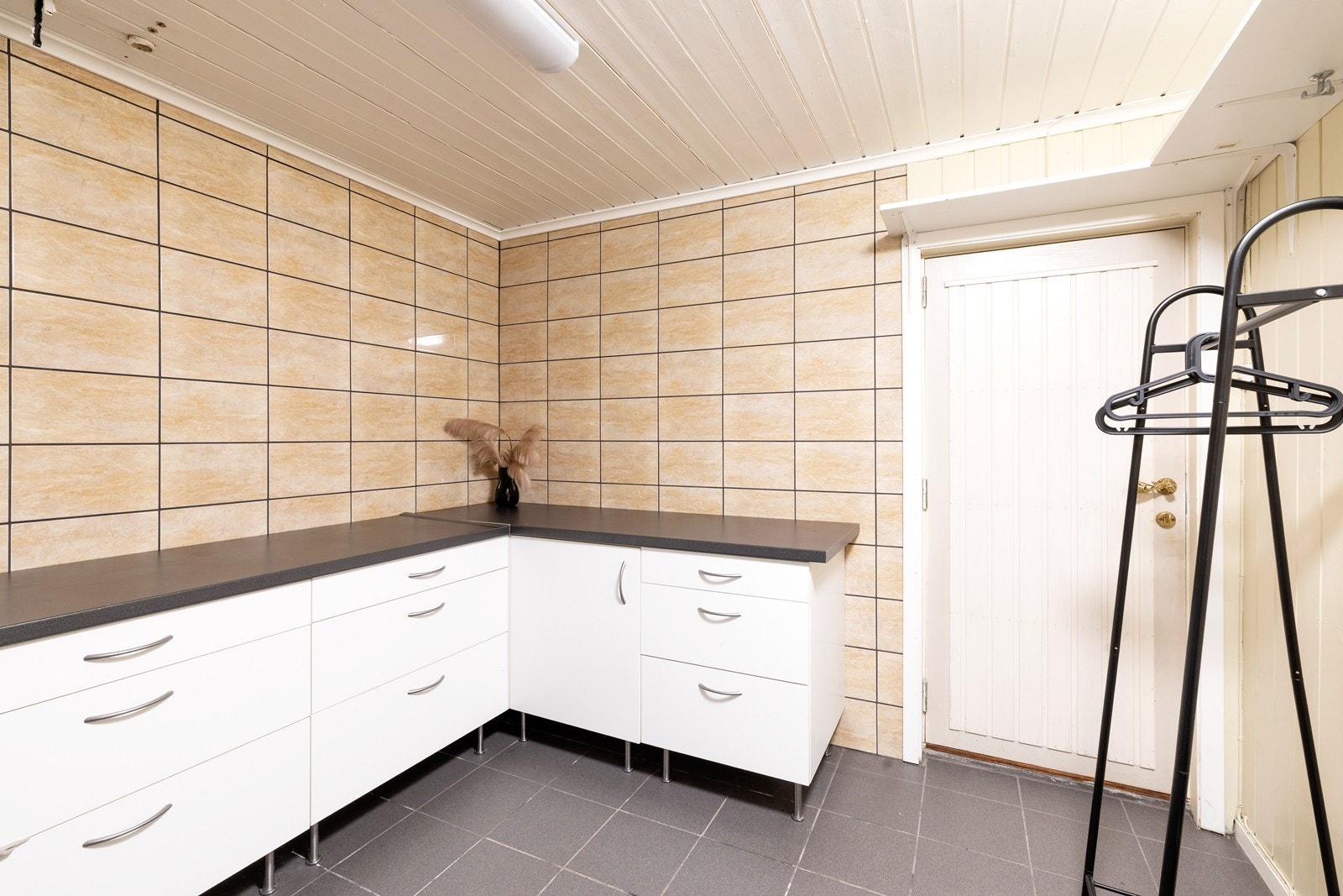 Fra entréen er det også praktisk tilgang til vaskerommet. Galleribilde