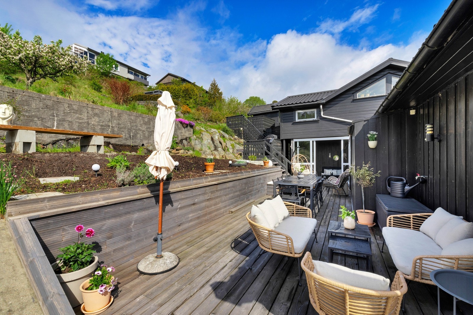 Terrasser og en lun hagestue som forlenger utesesongen. Galleribilde