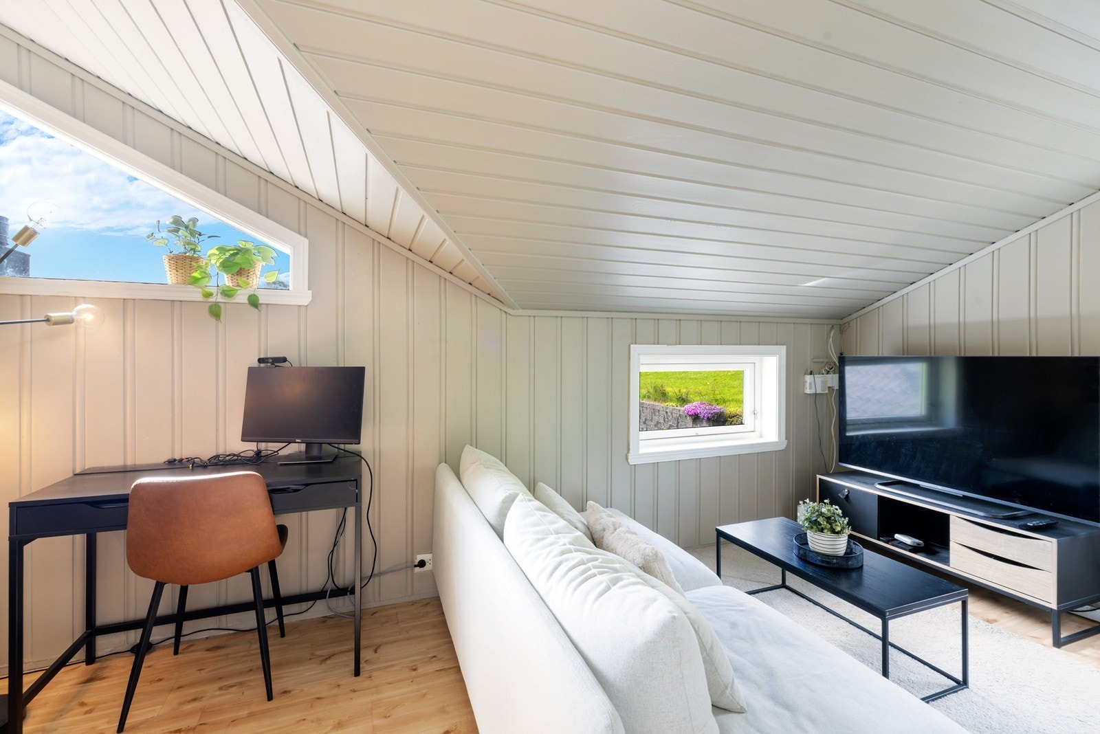 Loftsetasjen er innredet med en romslig loftstue. Galleribilde
