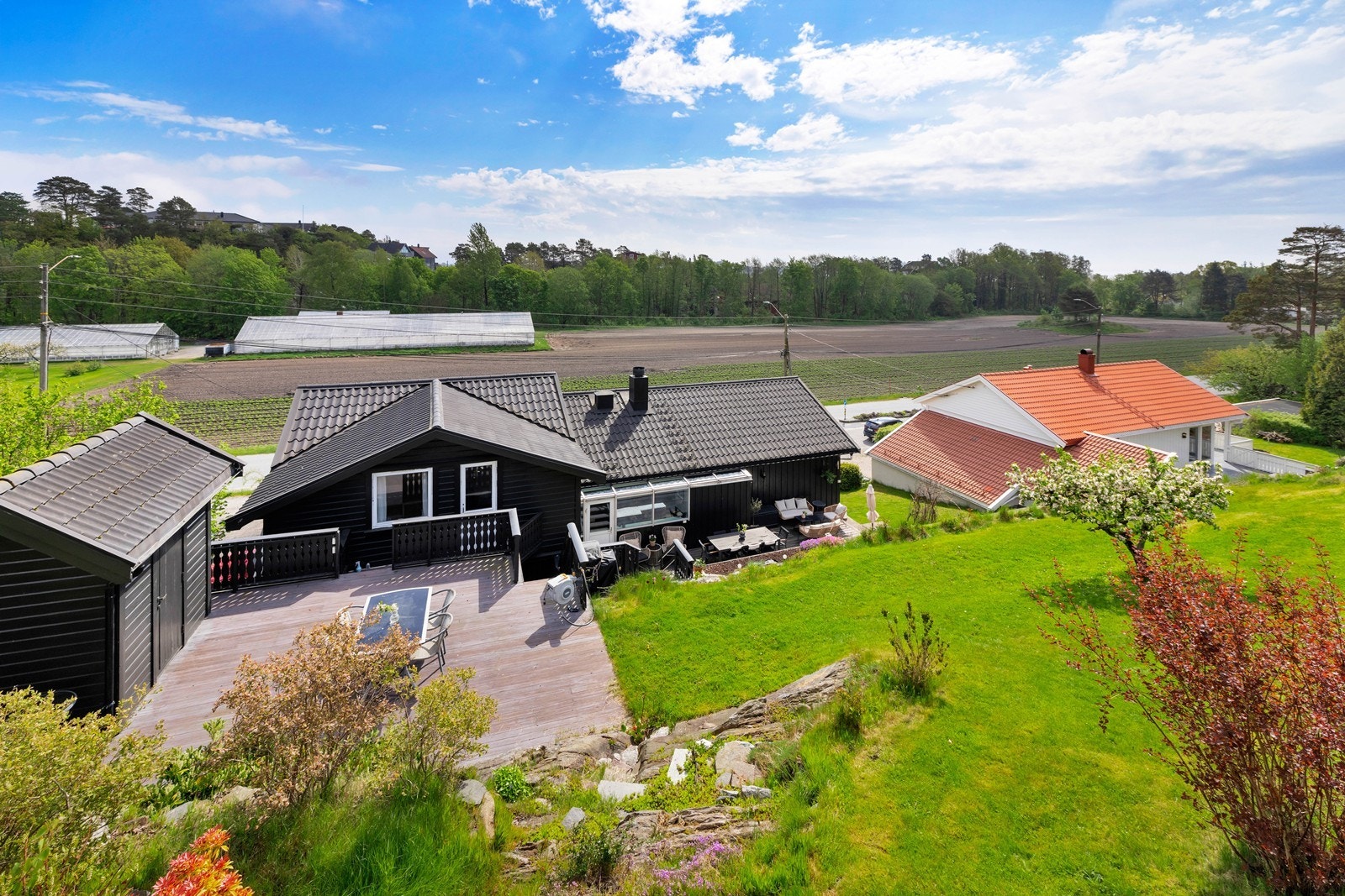 Meget pent opparbeidet hage på baksiden av boligen, fordelt over flere nivåer. Galleribilde