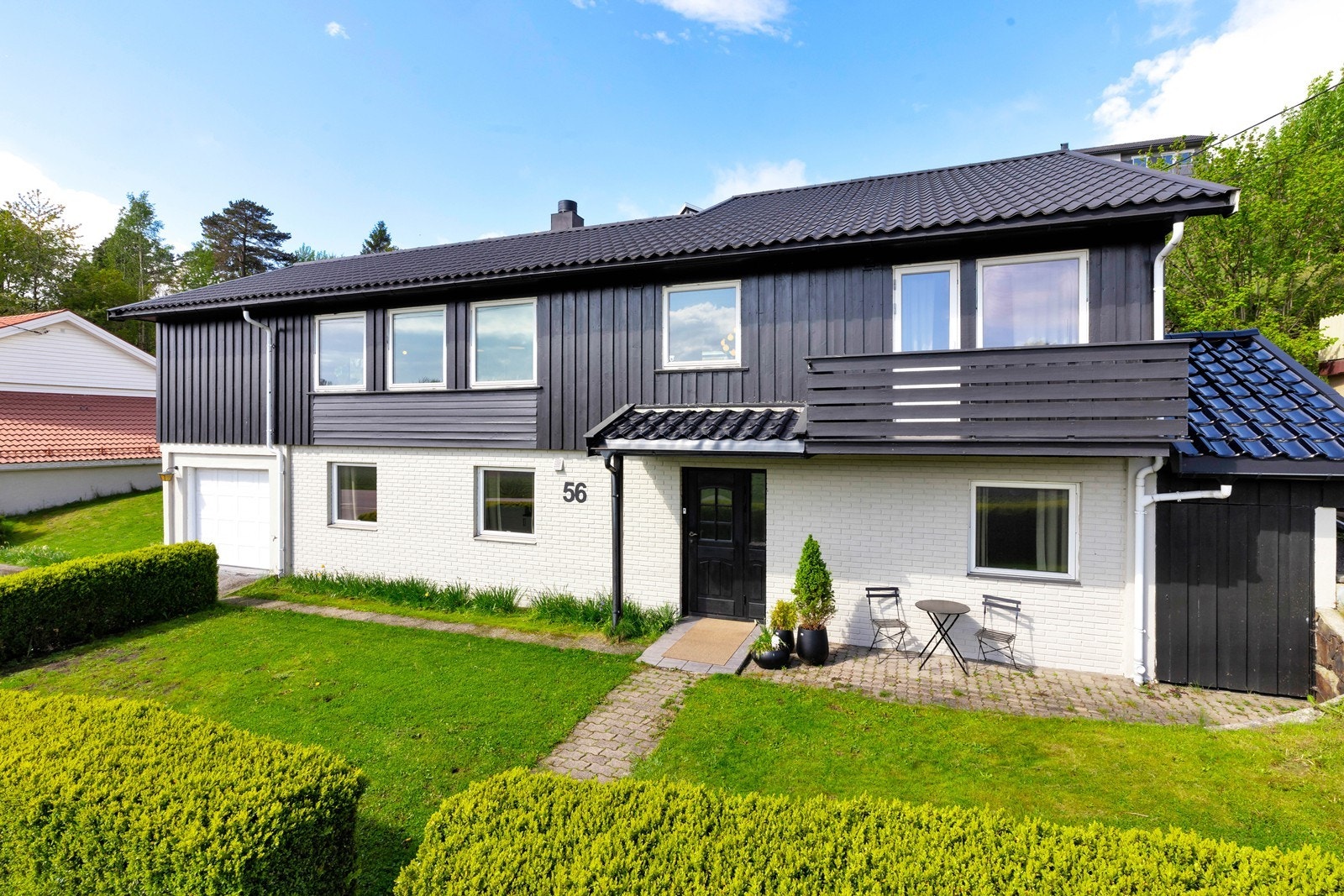 På fremsiden av boligen er det en liten, trivelig hage ved inngangspartiet. Galleribilde
