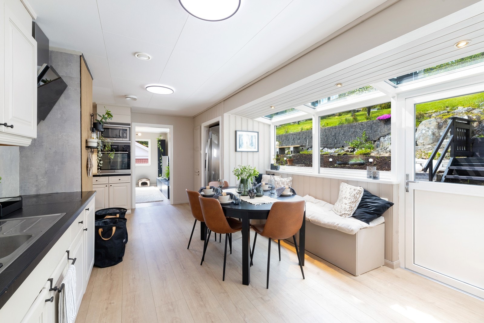 Utgang til terrasse og hagestue, som gir fine muligheter for å forlenge utesesongen. Galleribilde