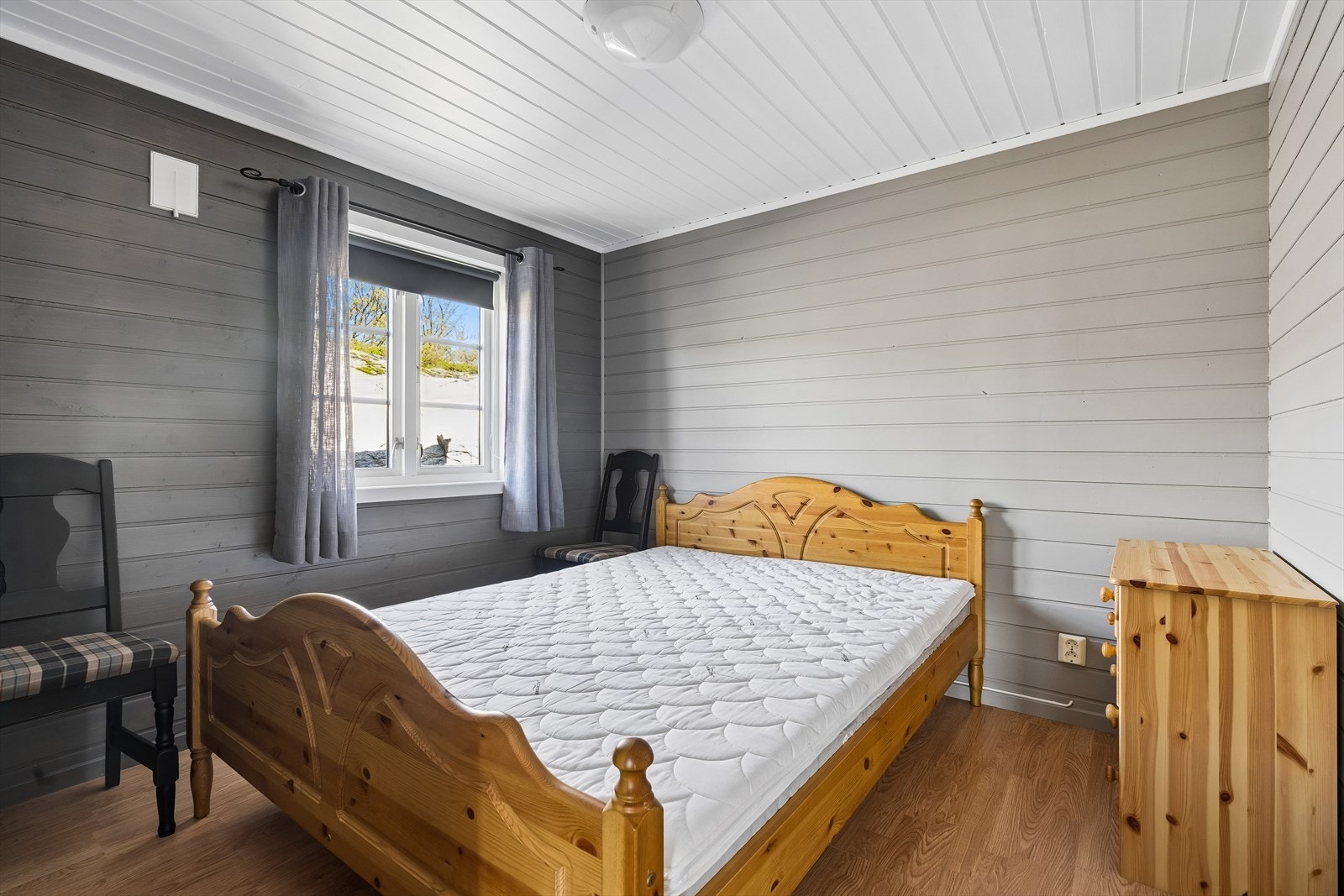 Alle soverommene har plass for dobbeltseng og garderobeløsning. Galleribilde