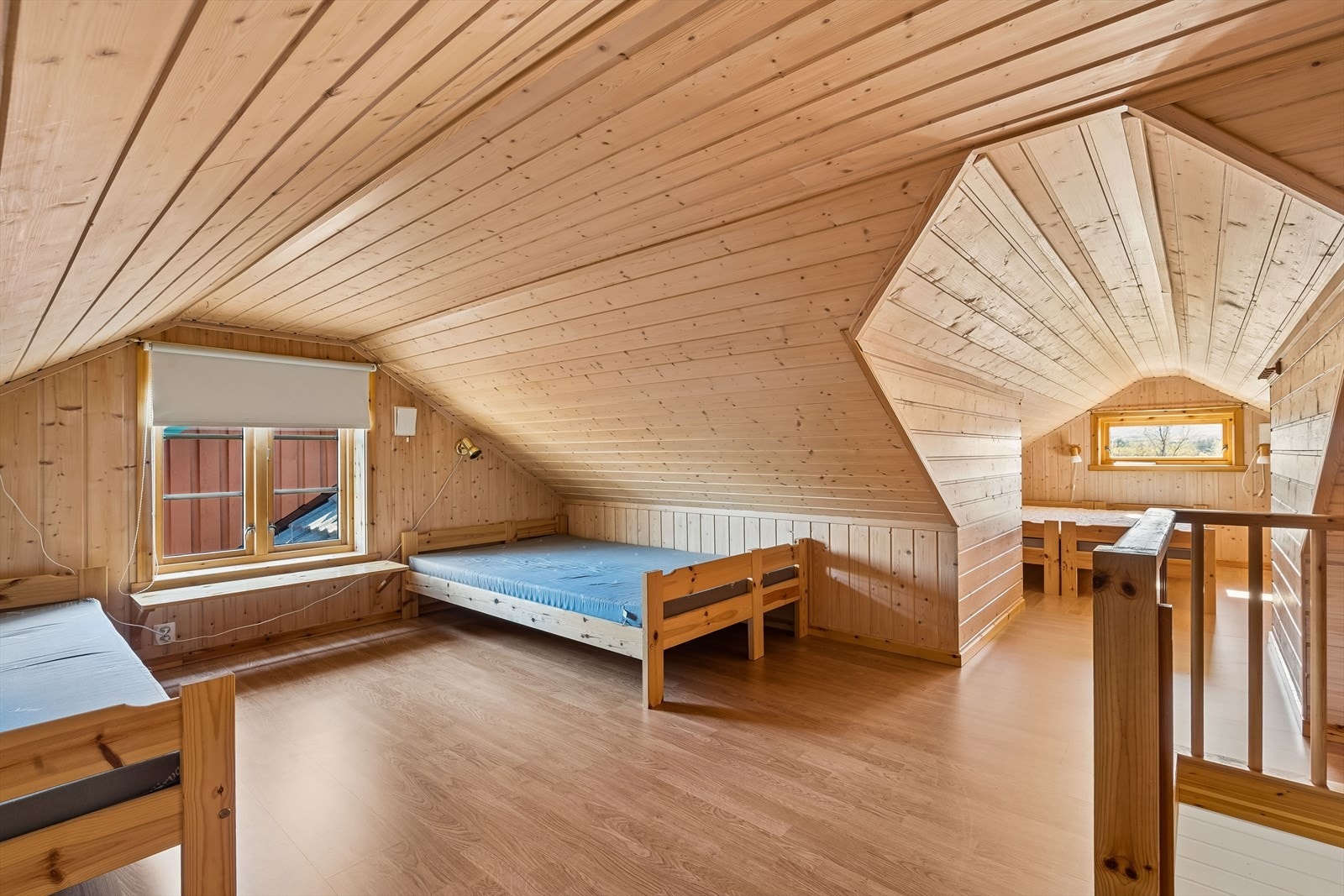 Hemsen er stor. For barne- eller ungdsomsfamilien kan dette arealet brukes til å skape en egen avdeling for barna, med tv-stue, gamingrom eller lignende. Galleribilde