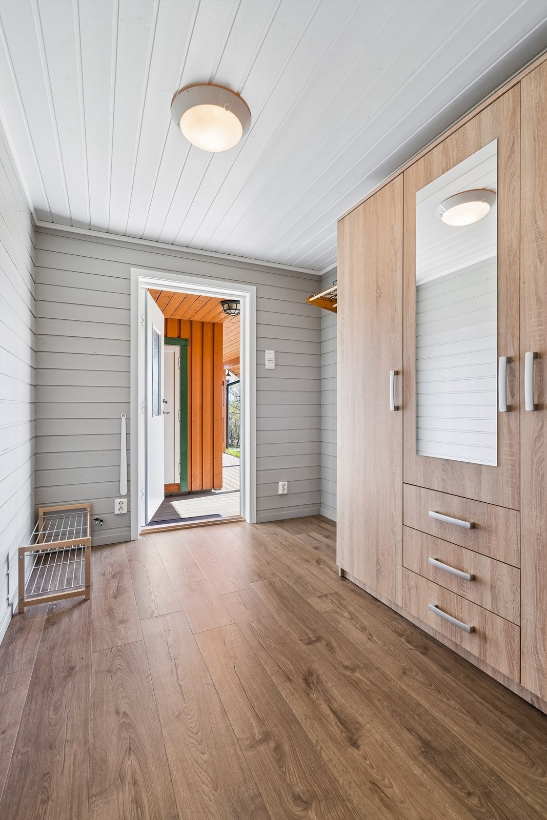 Velkommen inn! Gangen er romslig og har god plass til oppbevaring av både klær og sko. Galleribilde
