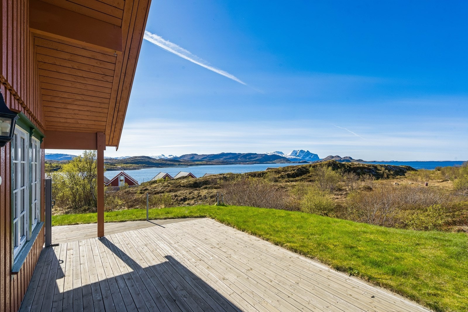 Fantastisk utsikt fra terrassen, som for øvrig strekker seg rundt hele boligen. Galleribilde