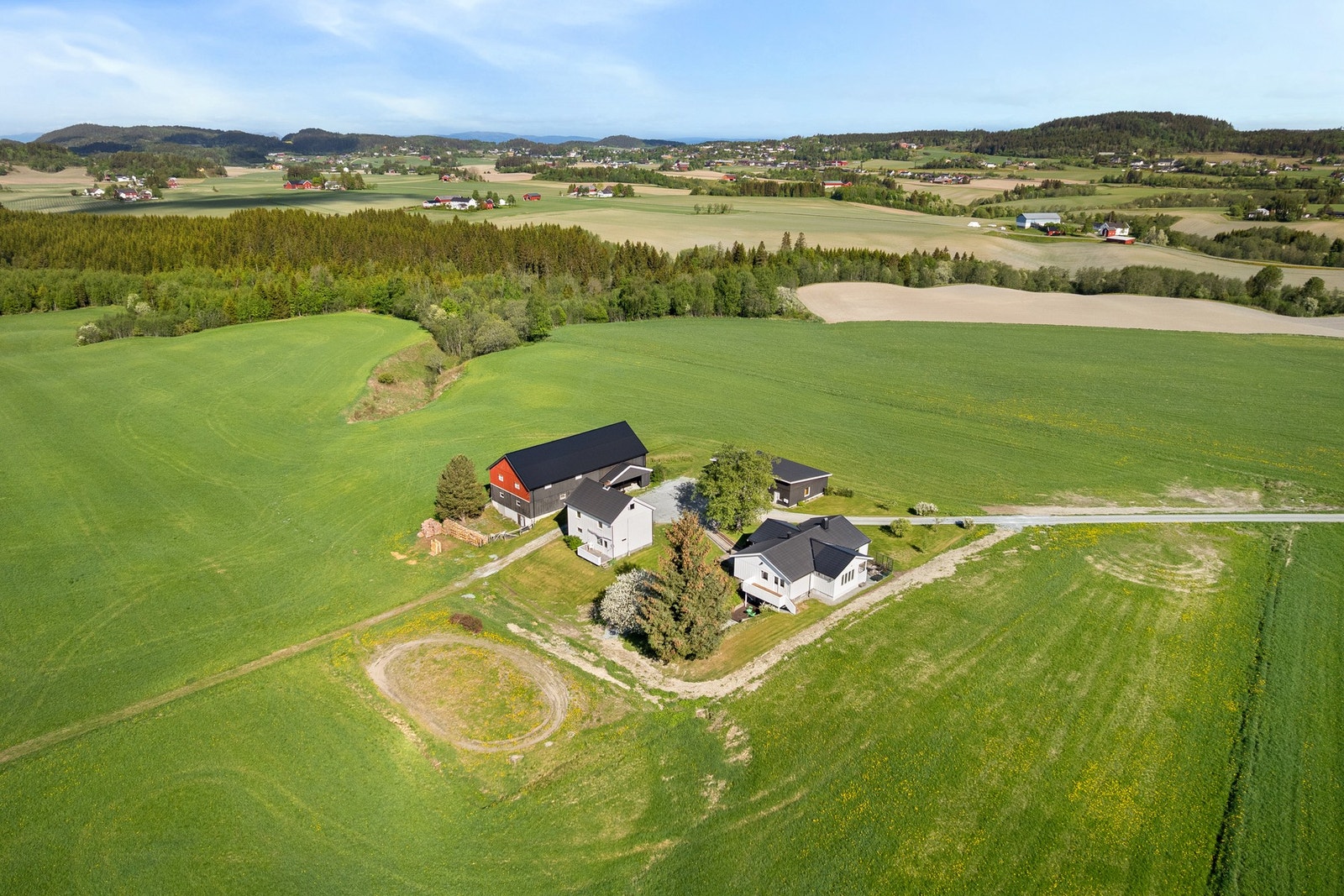 Stor tomt på ca. 4,1 mål. Galleribilde