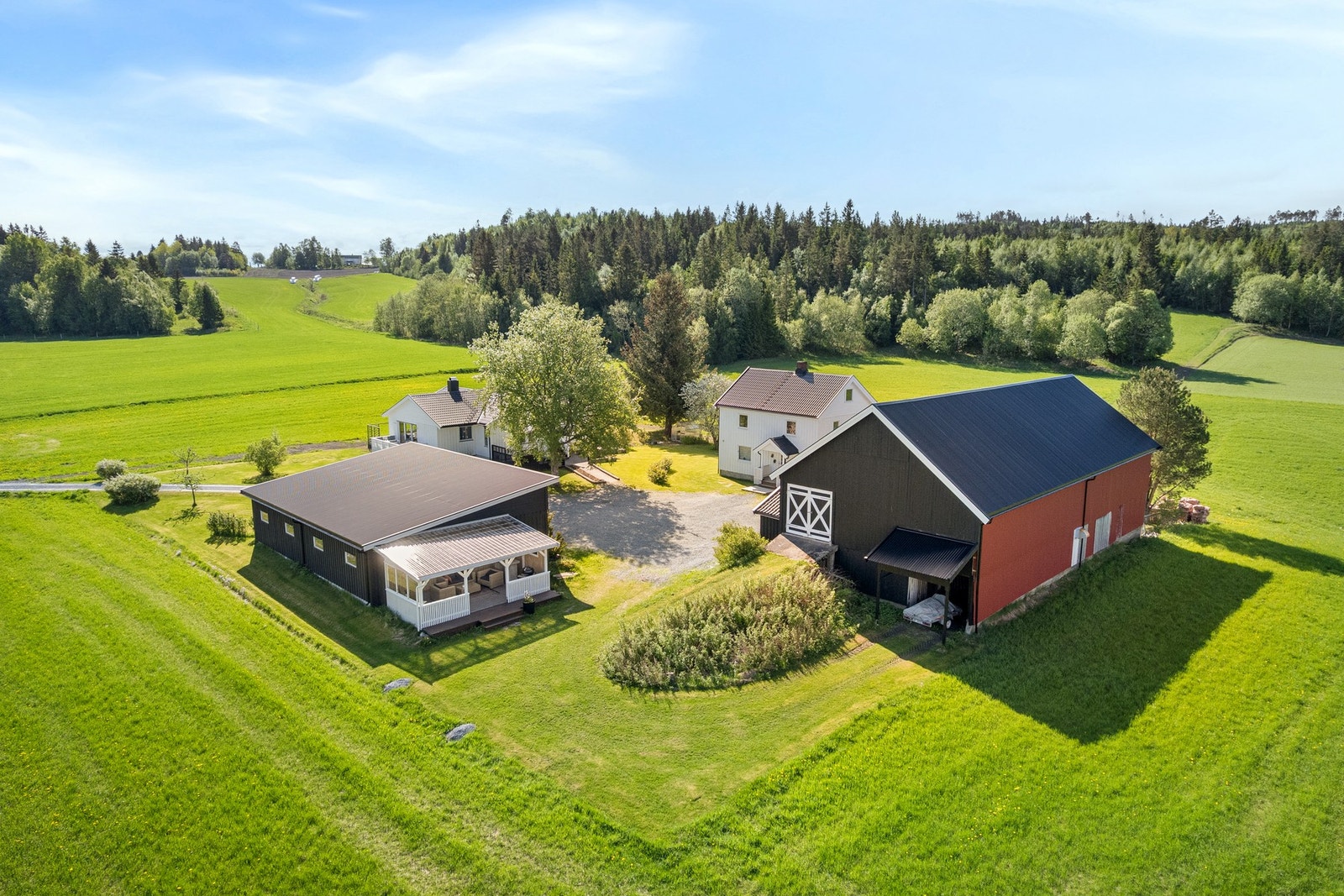 Innholdsrik eiendom bestående av 2 eneboliger, garasje, og fjøs/driftsbygning. Galleribilde