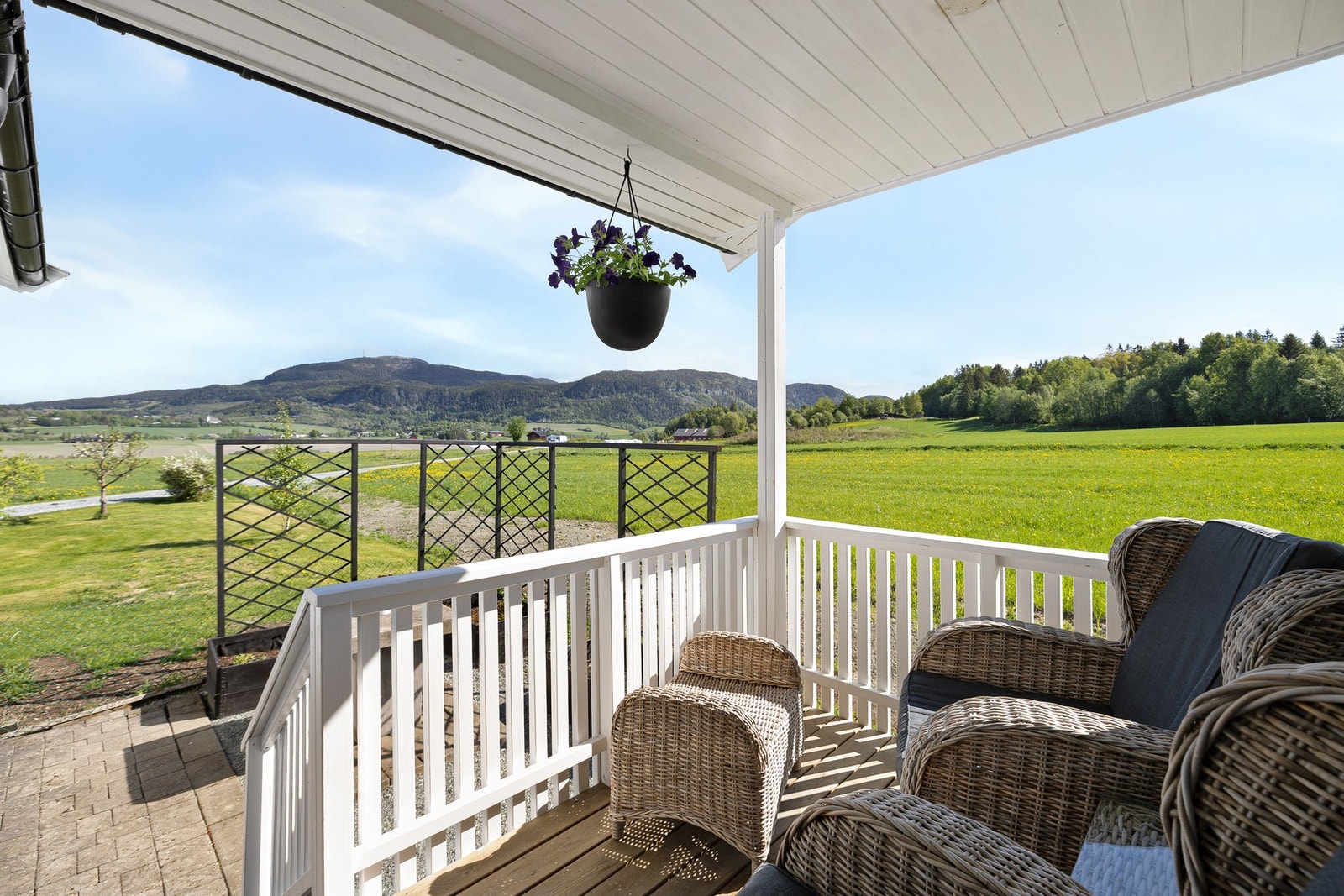 Utgang fra vinterhage til nord-øst vendt veranda på ca. 5 m². Galleribilde