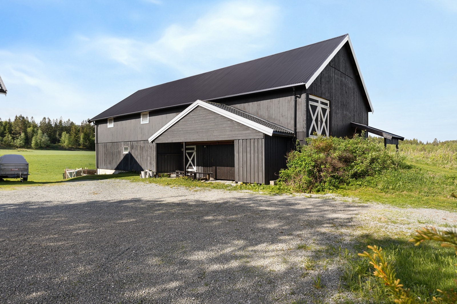Stort fjøs/driftsbygning. Galleribilde