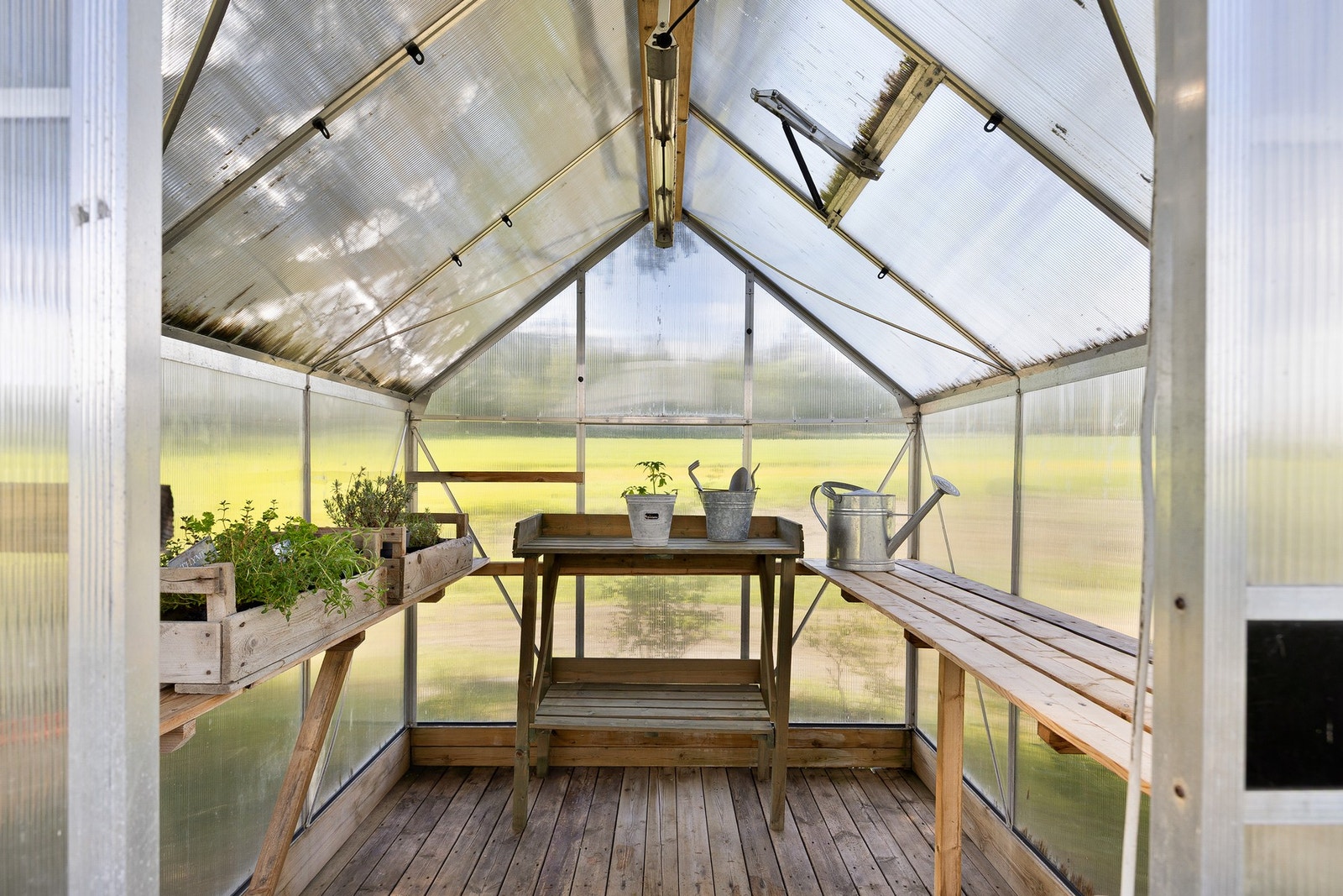 Drivhus i hagen, perfekt for plantedyrking. Galleribilde