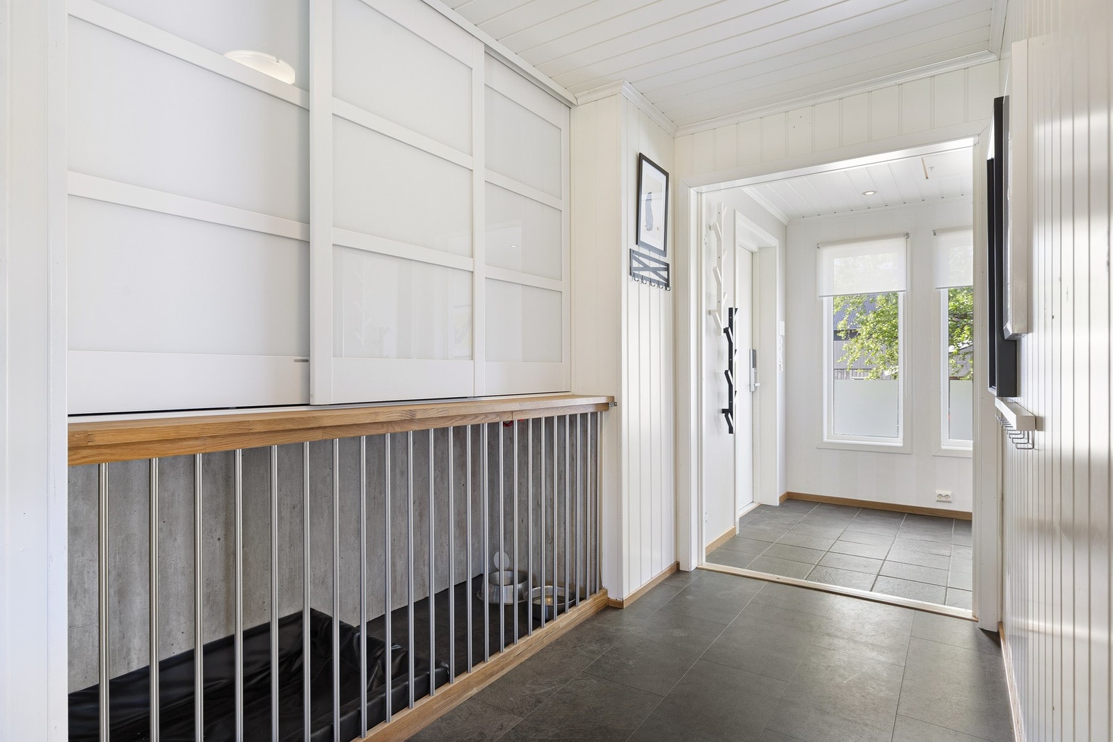 Flislagt gulv med varme i gangen. Galleribilde