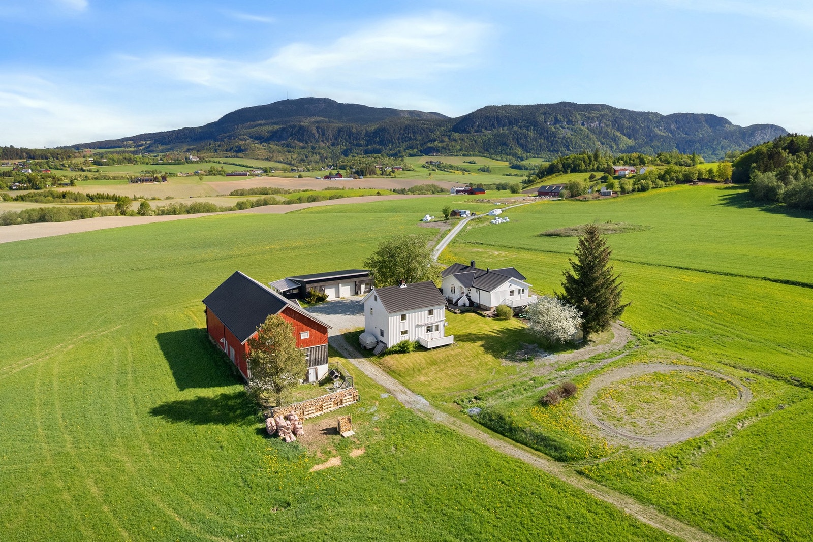 Usjenert og naturskjønn beliggenhet som gir gode muligheter for et rolig og landlig liv. Galleribilde