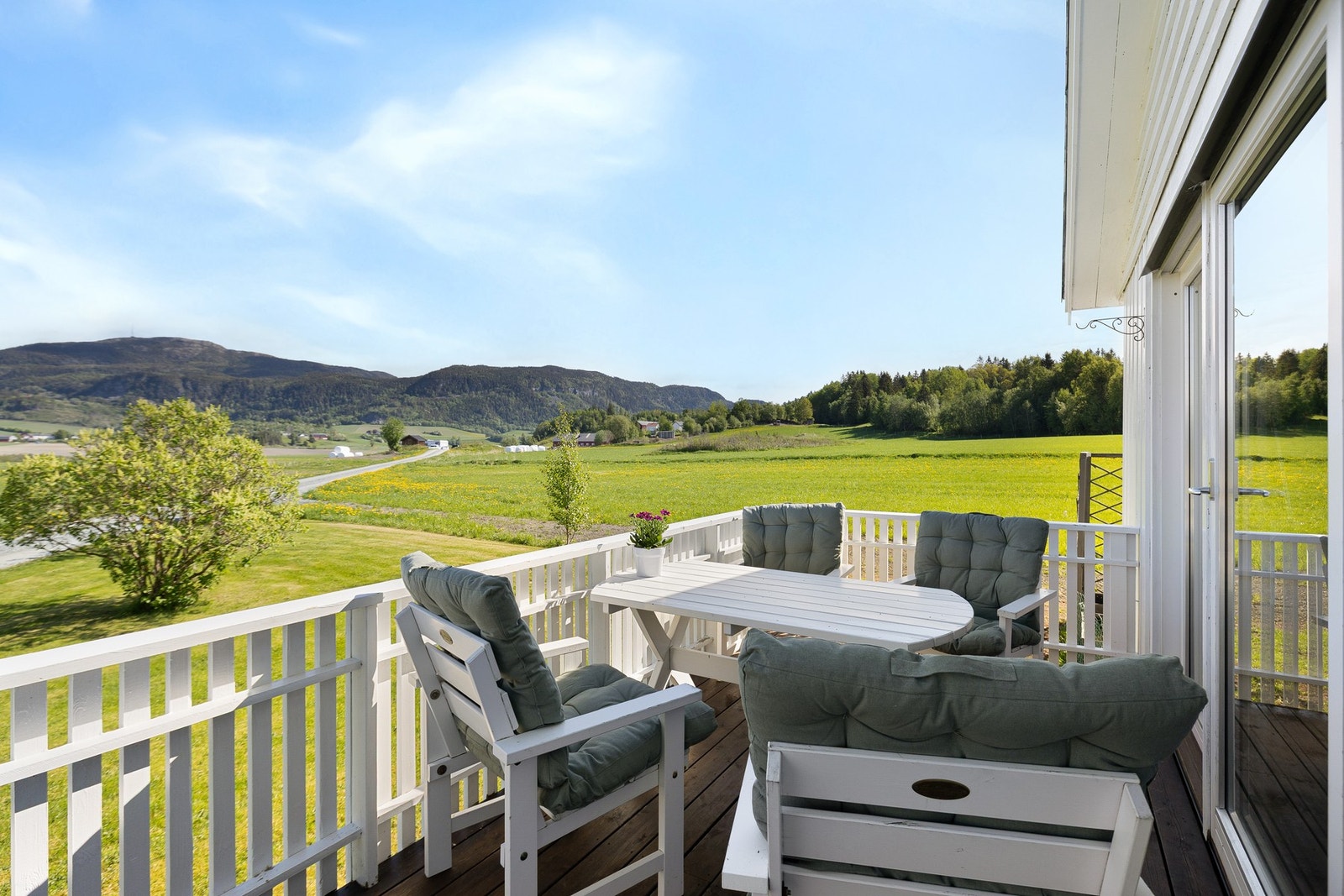 Utgang fra stue til nord-vendt veranda på ca. 10 m². Galleribilde