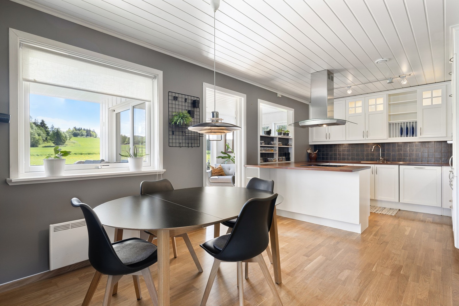 Det er rom for å innrede både stuen og kjøkkenet med en spisegruppe. Galleribilde