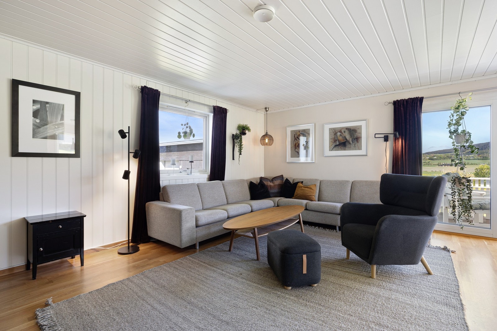 God plass til en stor sofa. Galleribilde