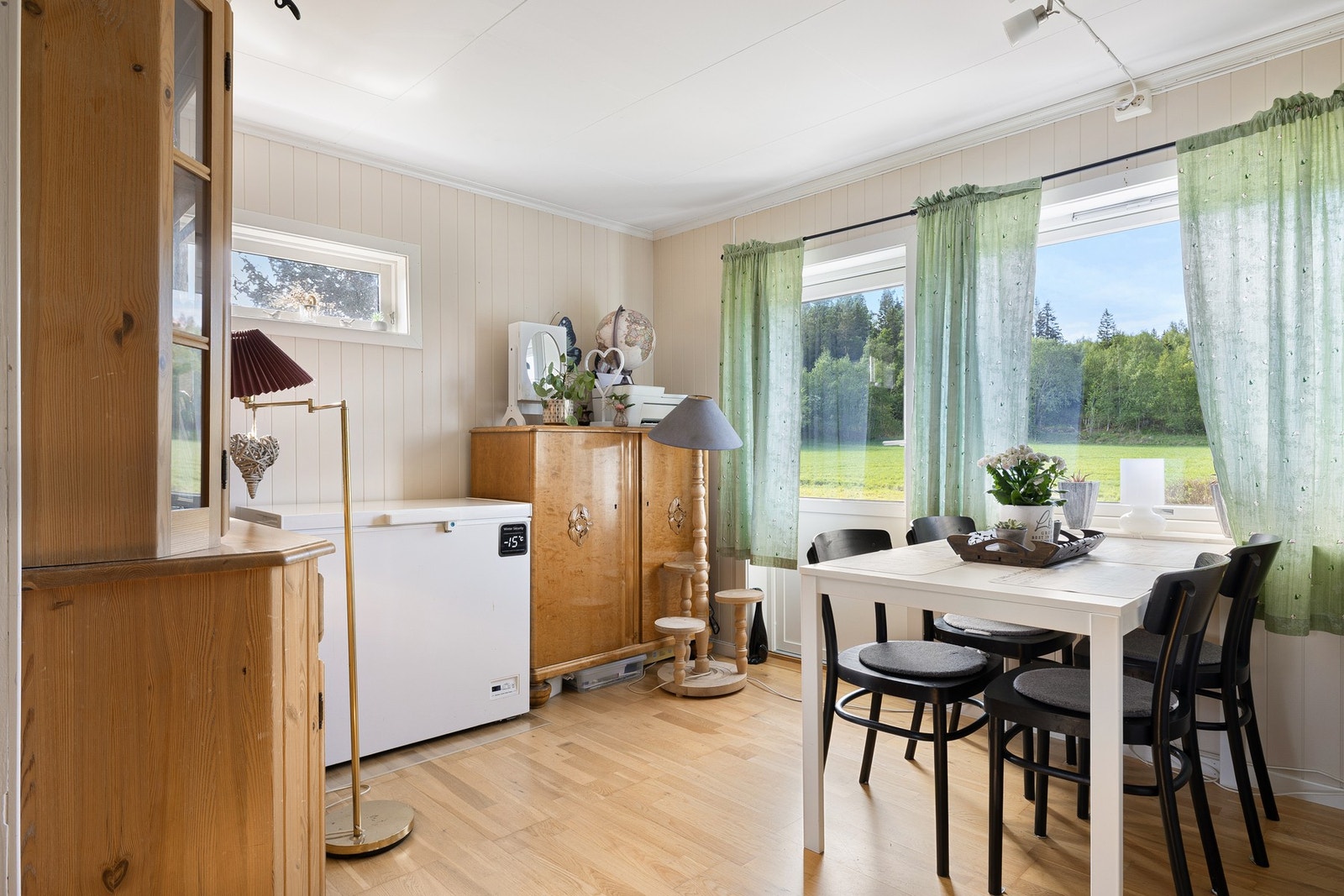 Stuen er delt inn i to soner, noe som gjør det enkelt å møblere med både sofa- og spisegruppe på en naturlig måte. Galleribilde
