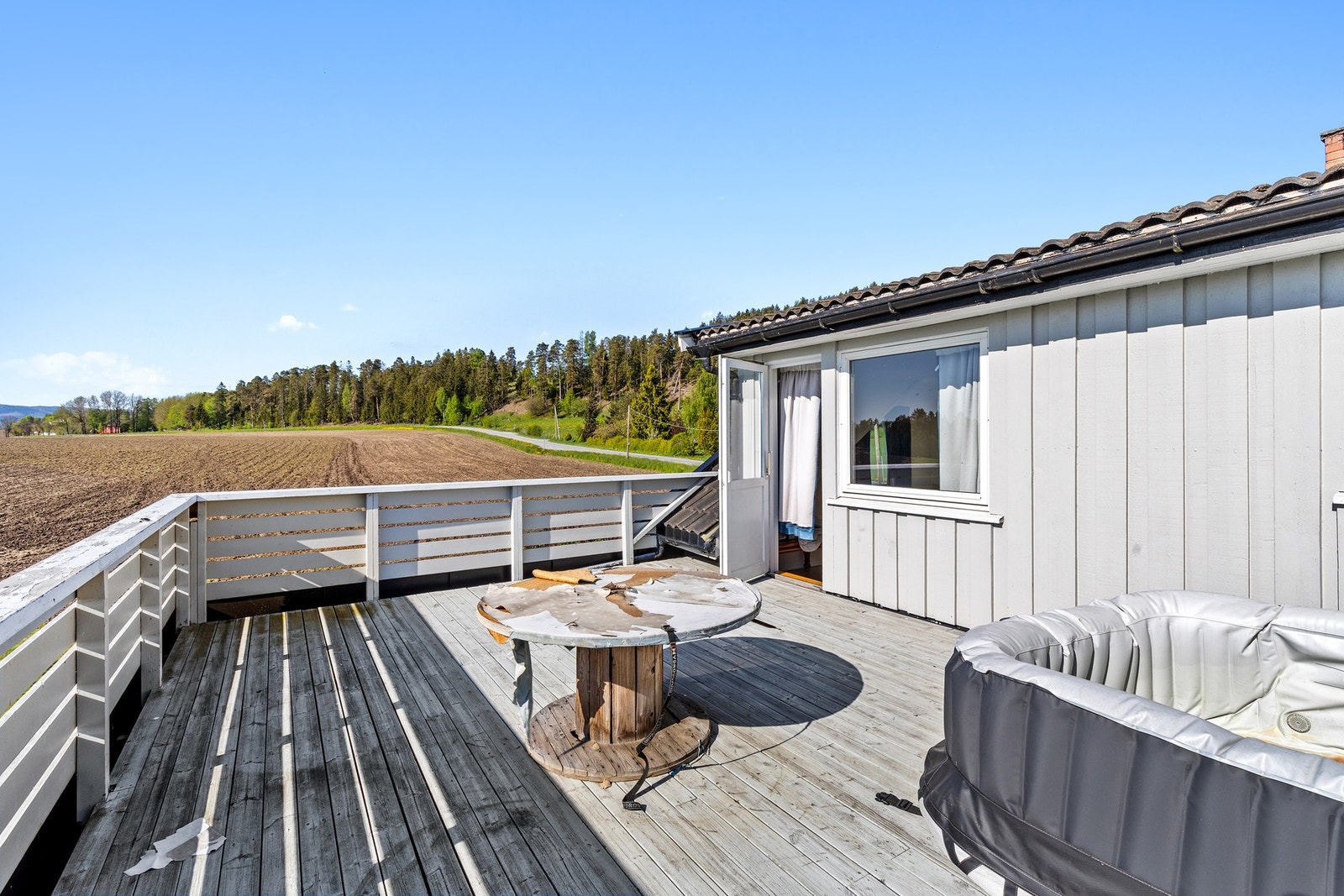 Terrasse med utsikt over nærområdet Galleribilde