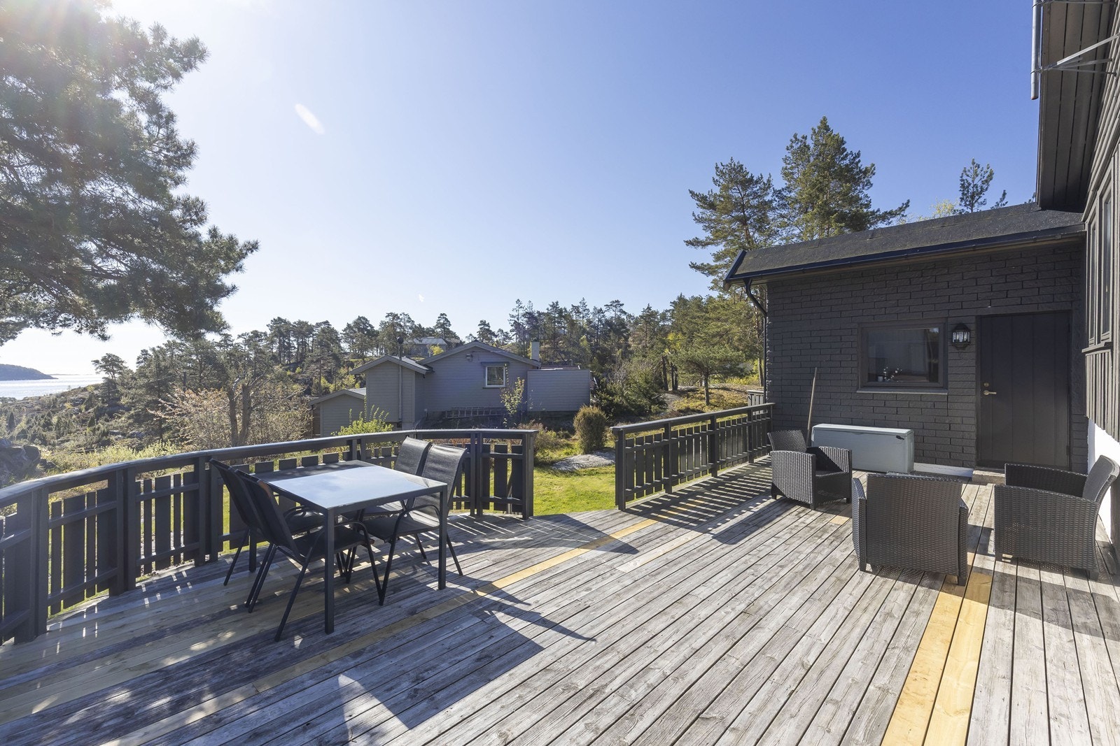 Begge uteplassene har gode solforhold og god plass til utemøbler, grill og sosialt samvær. Galleribilde
