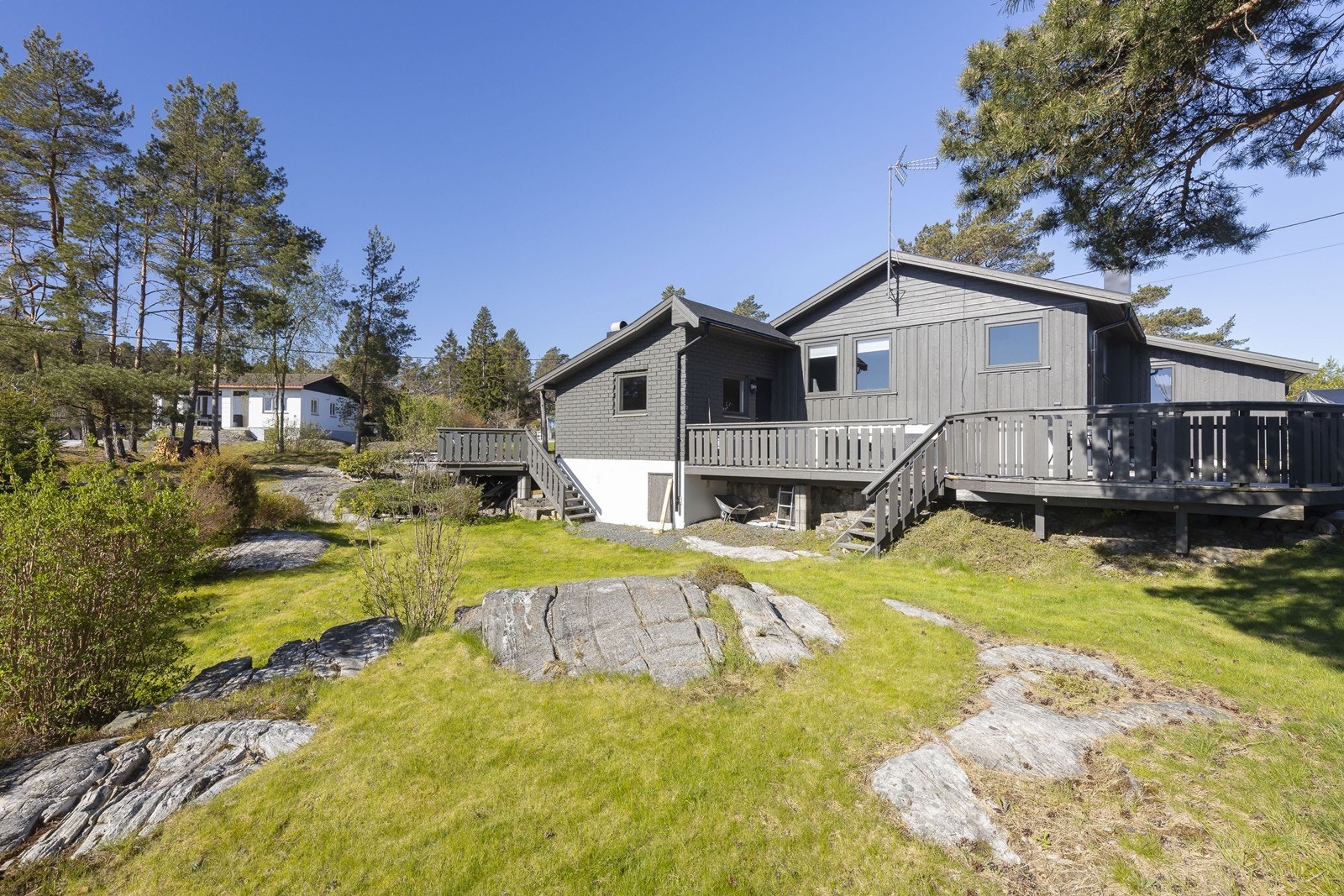 Hytta har to verandaer som gir gode muligheter for å nyte uteområdene gjennom hele dagen. Verandaen ved inngangspartiet ble oppført i 2025, mens den andre har utgang direkte fra kjøkkenet. Galleribilde