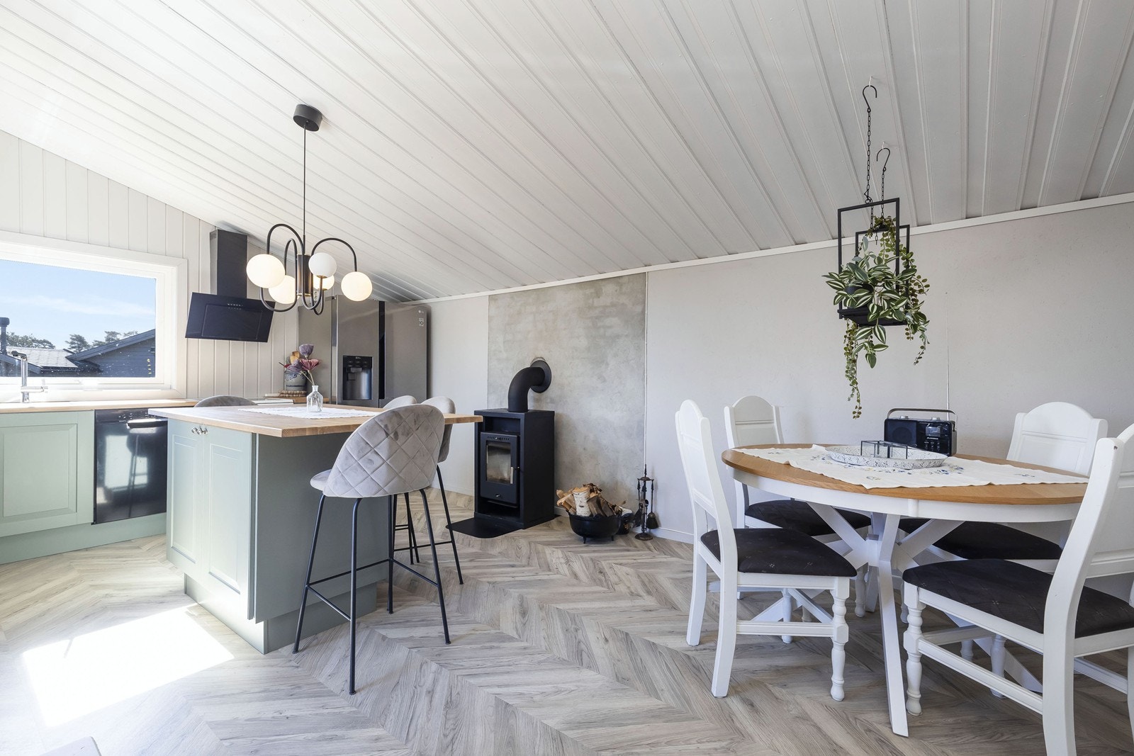 Det er plass til spisebord og det er montert vedovn. Galleribilde