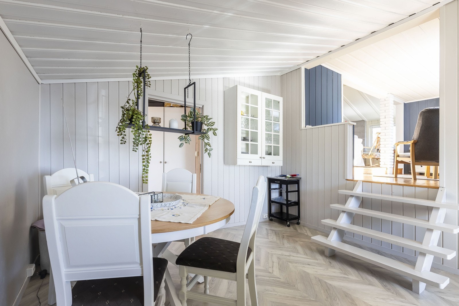 Gulvene har laminat, mens vegger og tak er utført i panel. Galleribilde