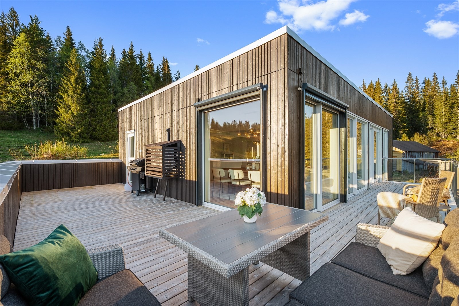 Det er god plass til masse utemøbler og grilling. Galleribilde