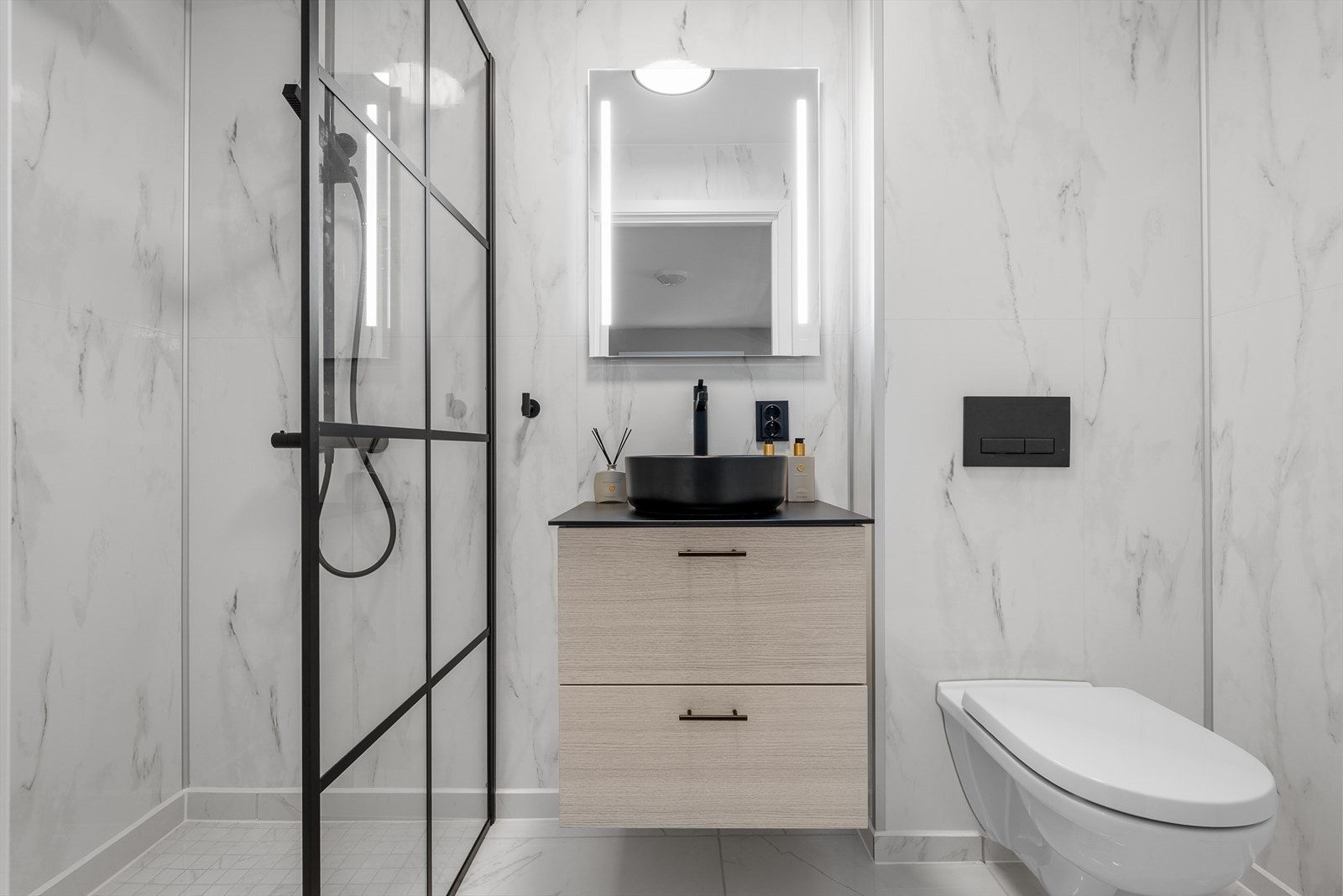 Badet i 1. etasje ble skiftet i 2024 med ny innredning og fliser. Galleribilde