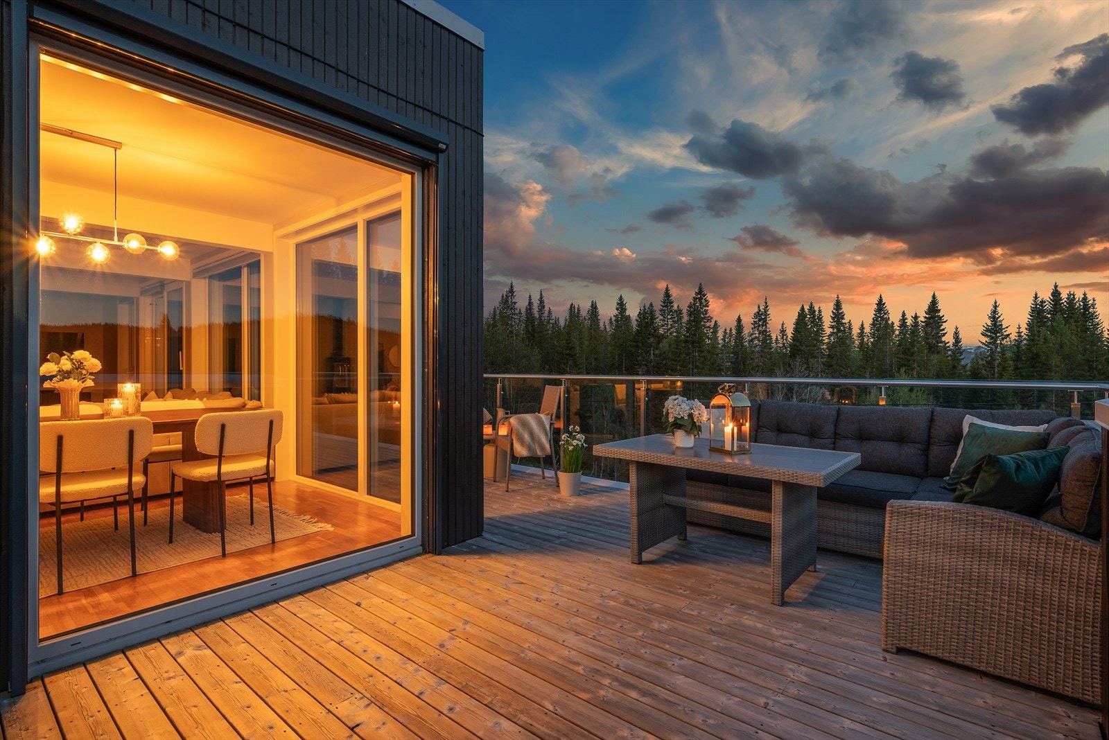 Terrassen byr på spektakulær utsikt på solrike sommerkvelder. Galleribilde