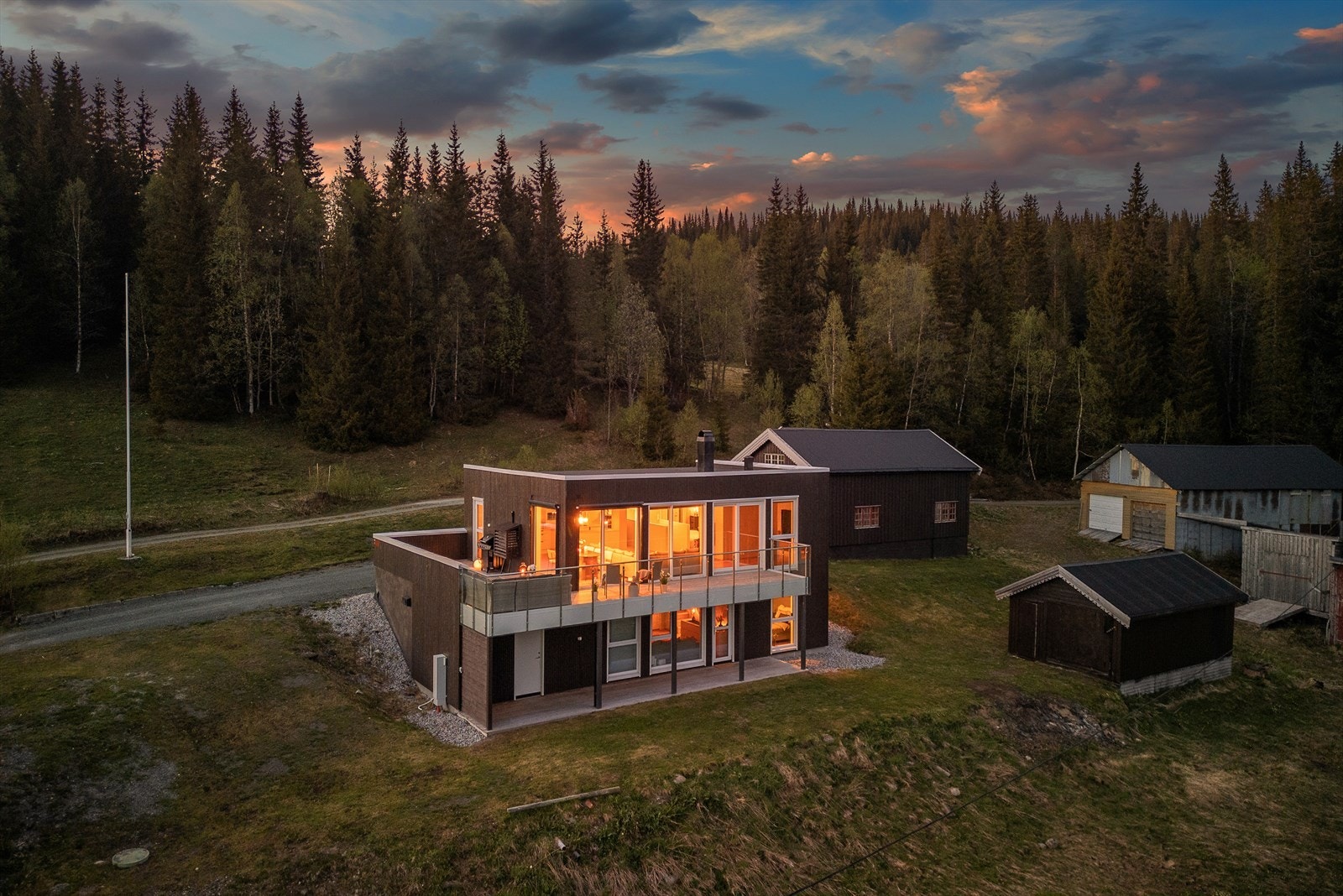 Velkommen til Storburusjøveien 432 - En moderne enebolig i naturskjønne omgivelser! Foto: Interiørfoto v/ Jon Kristian Haukdal Galleribilde