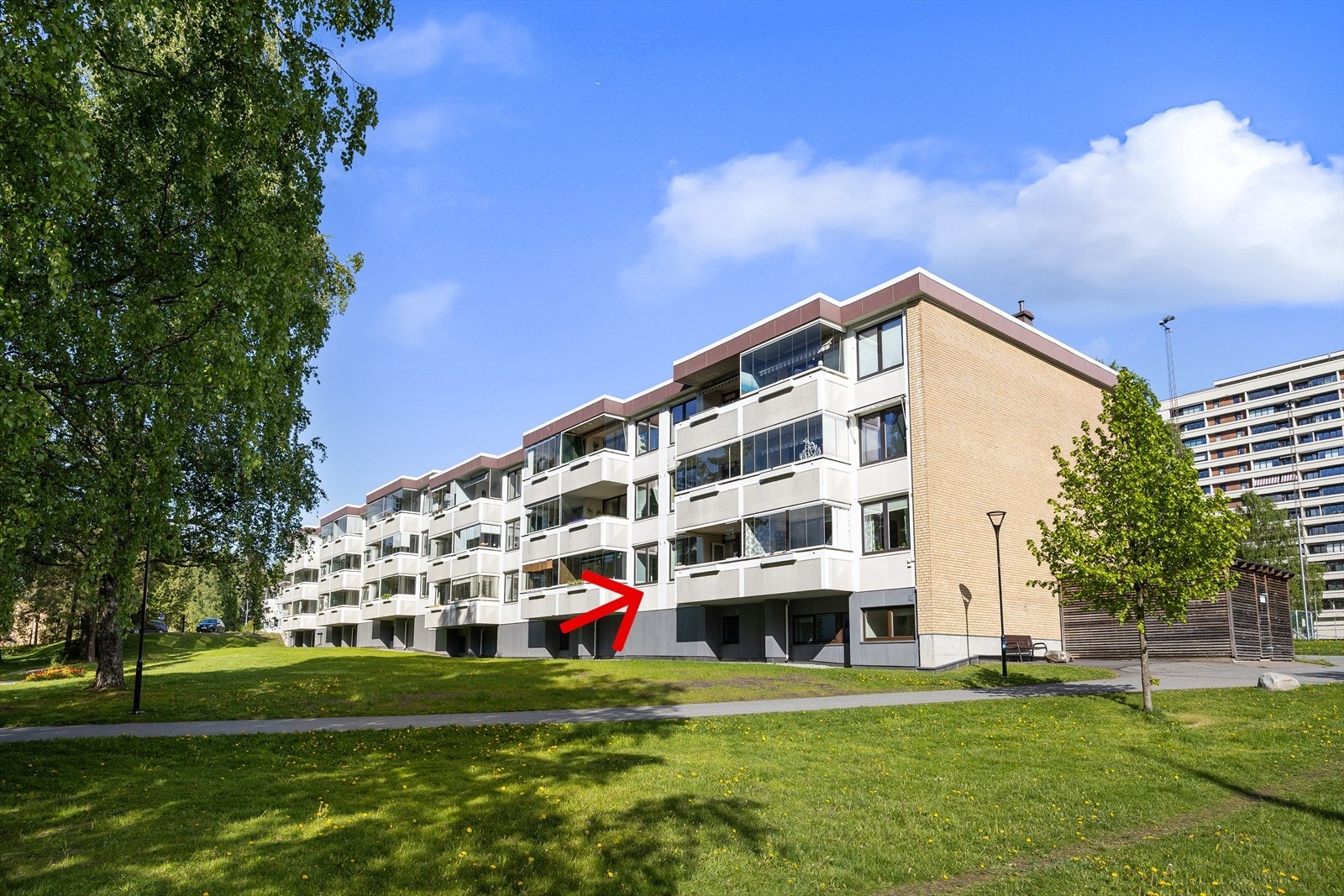 Leiligheten ligger i en høy 1.etasje. Galleribilde