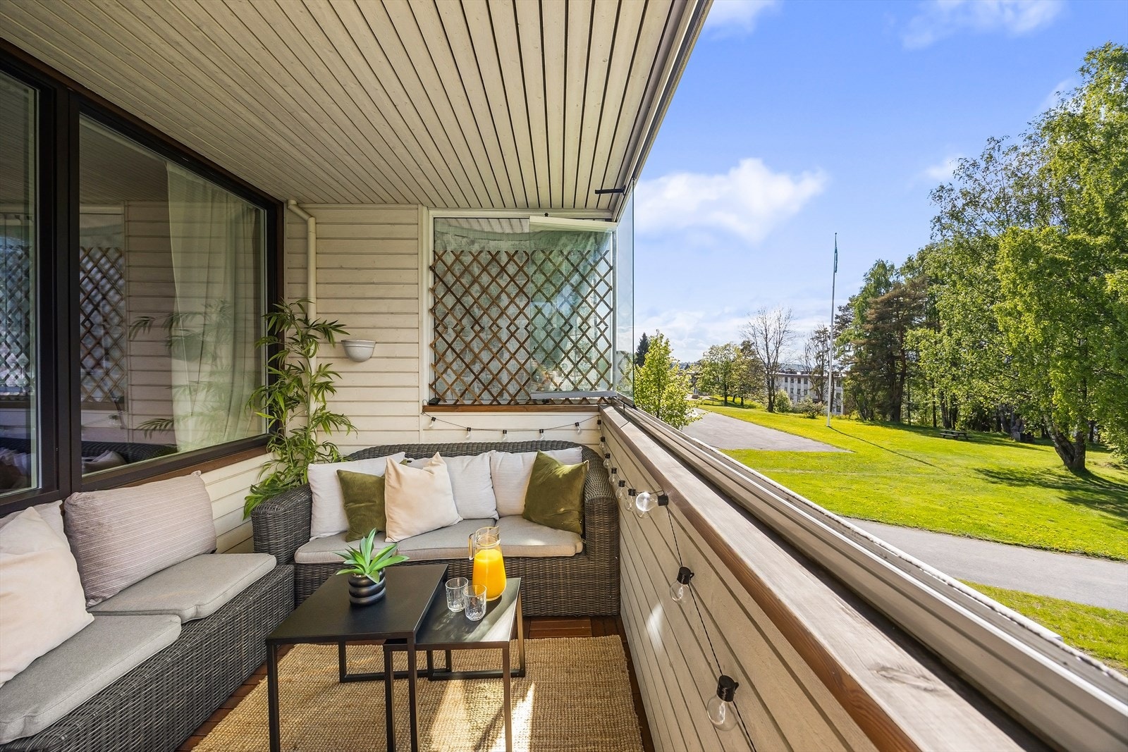 Balkongen er på 8 m² med fantastiske solforhold midtsommers. Galleribilde