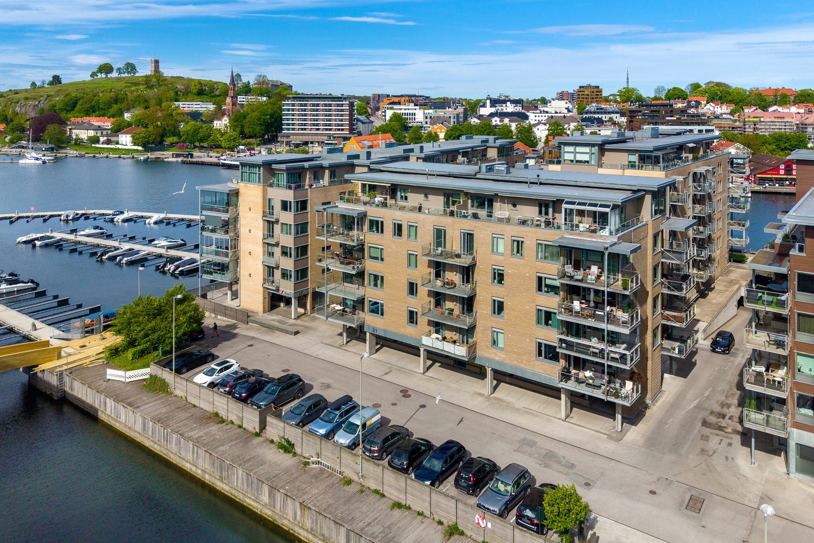 Her bor du med sjøen like utenfor døren og kort vei til Tønsberg sentrum via gangbroen. Galleribilde