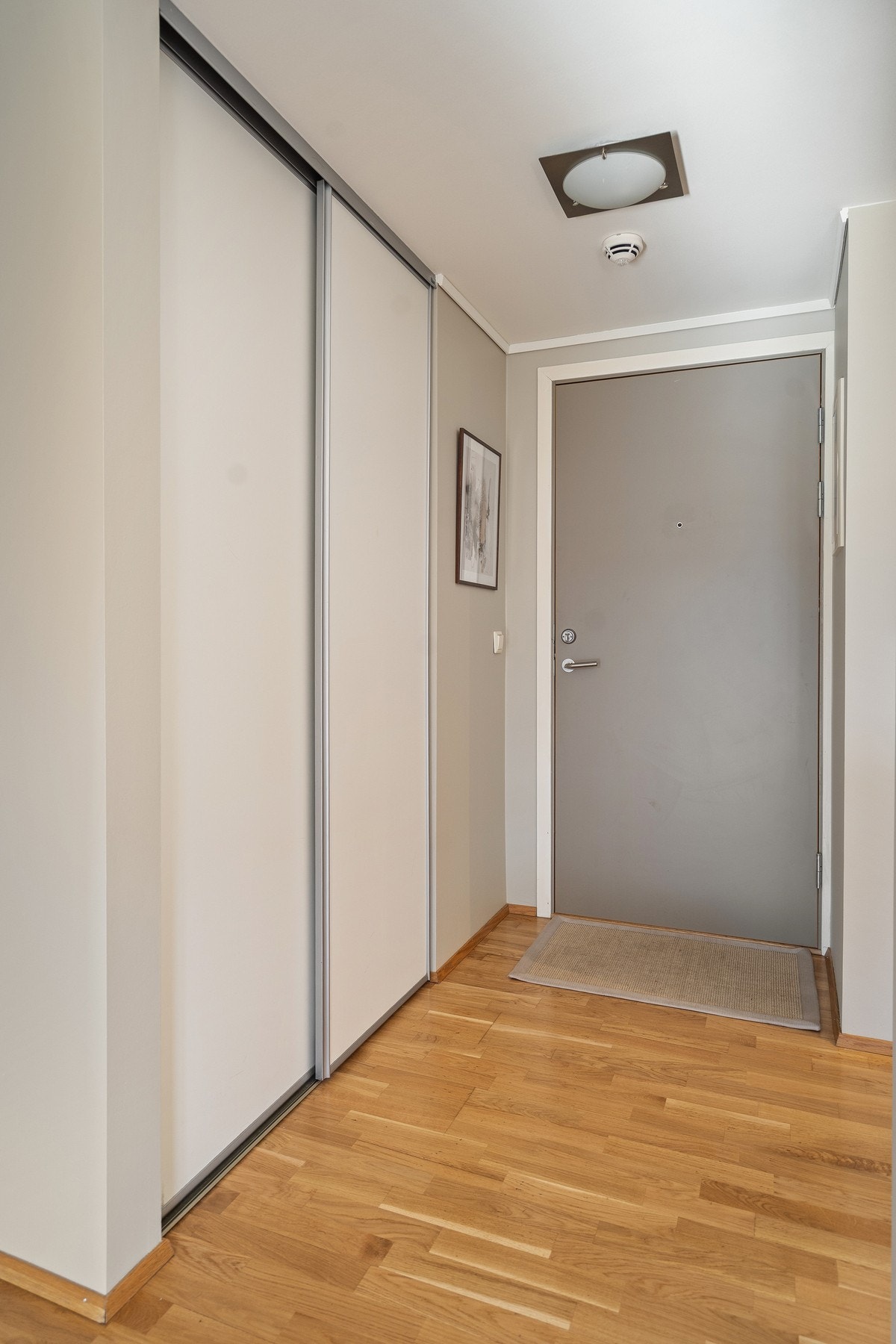 Leiligheten ønskes velkommen via en praktisk entré med plass til oppheng av yttertøy og sko. Galleribilde