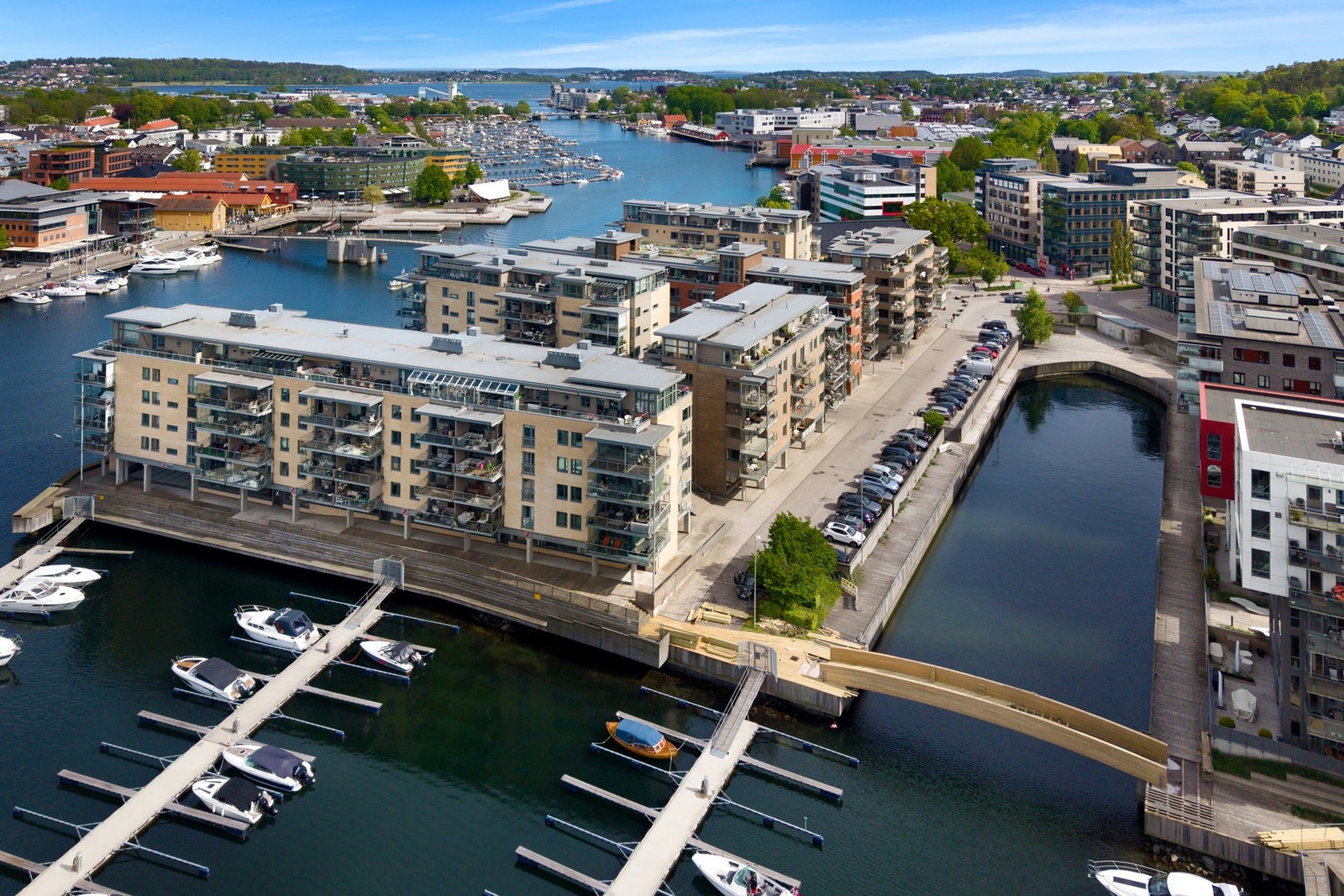 Kaldnes Brygge byr på en maritim atmosfære med restauranter, kaféer, butikker, kulturtilbud og flotte turmuligheter rett i nærområdet - en kombinasjon som gjør dette til et svært attraktivt sted å bo. Galleribilde