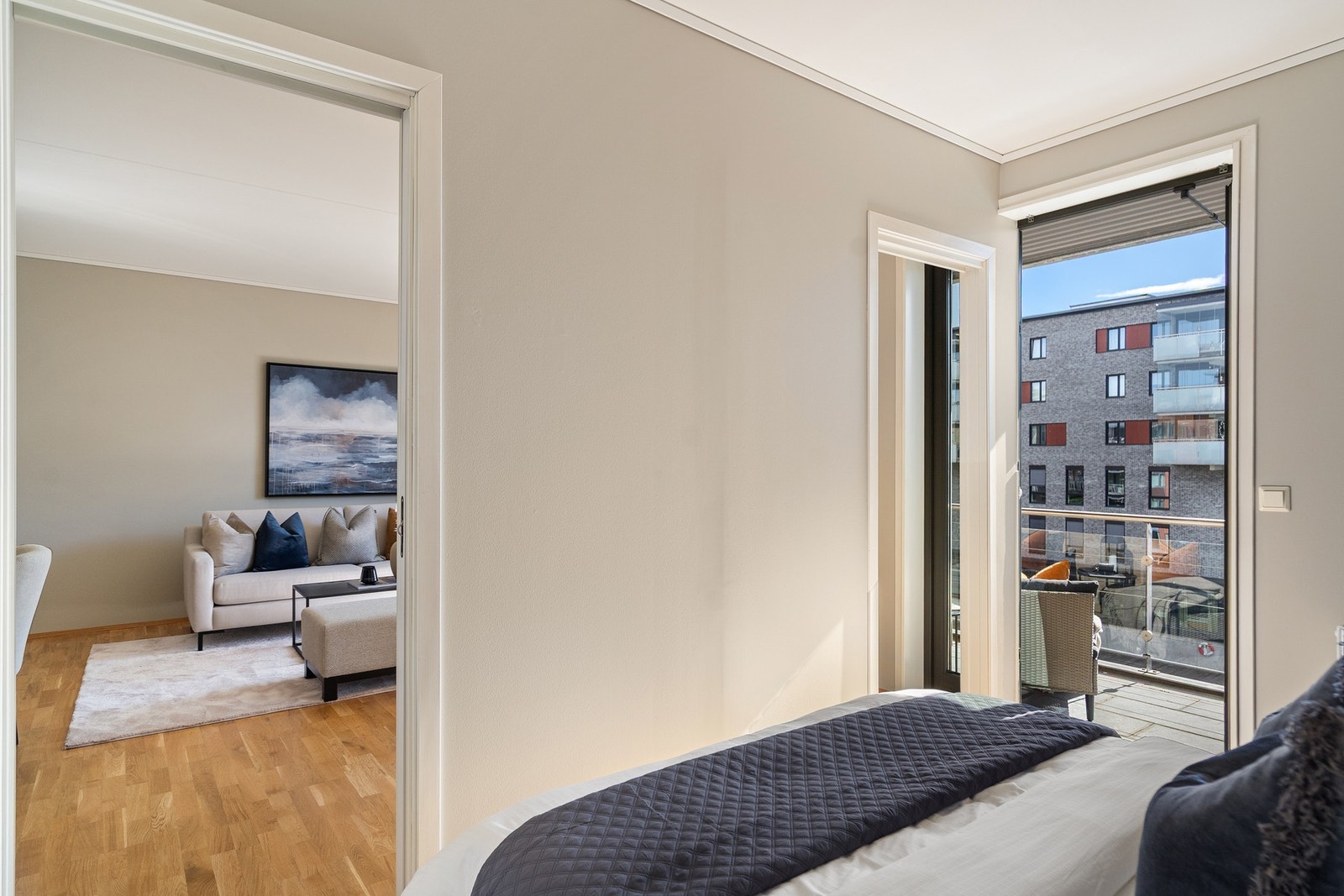 Rommet har en rolig og behagelig atmosfære med pene overflater som harmonerer med resten av leiligheten. Galleribilde