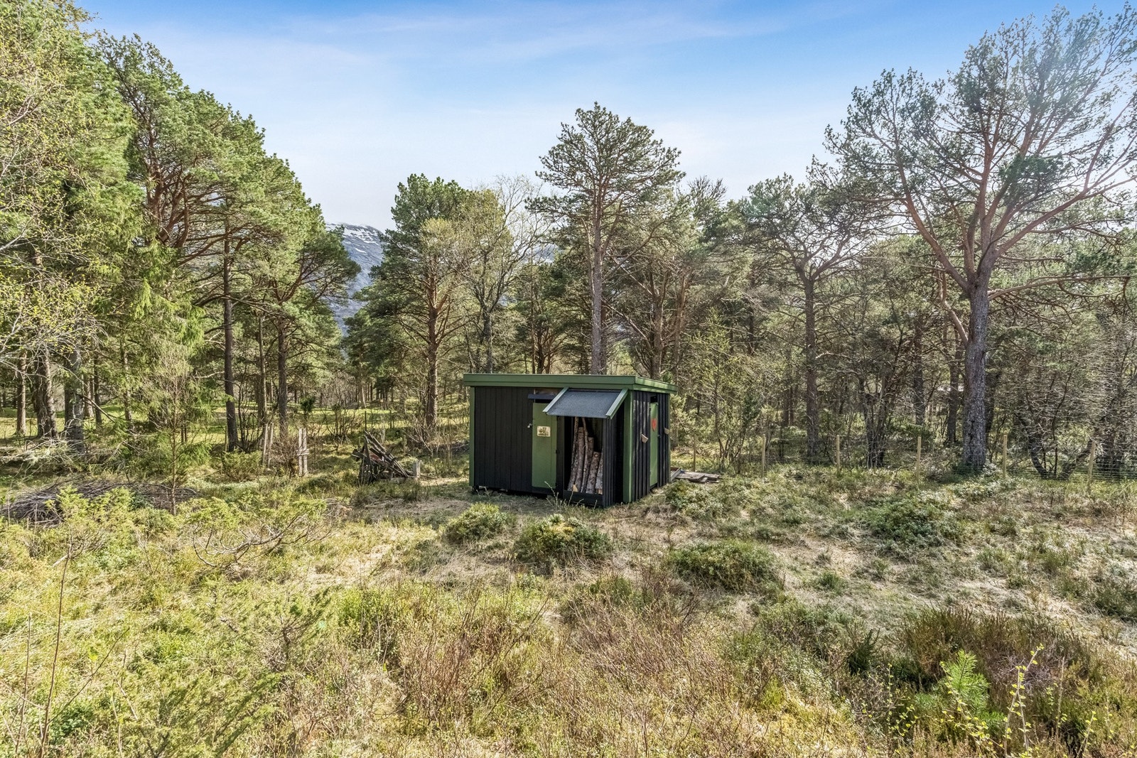 På eiendommen er det et separat uthus på 9 m² som inneholder utedo og lagringsplass. Galleribilde
