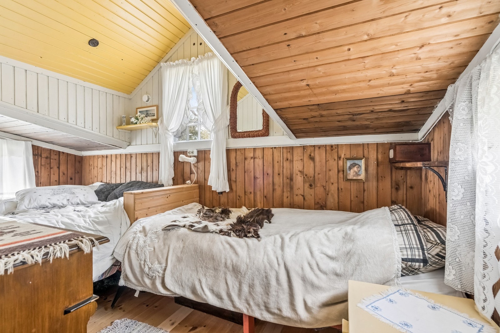 Rommet er innredet med flere soveplasser. Galleribilde